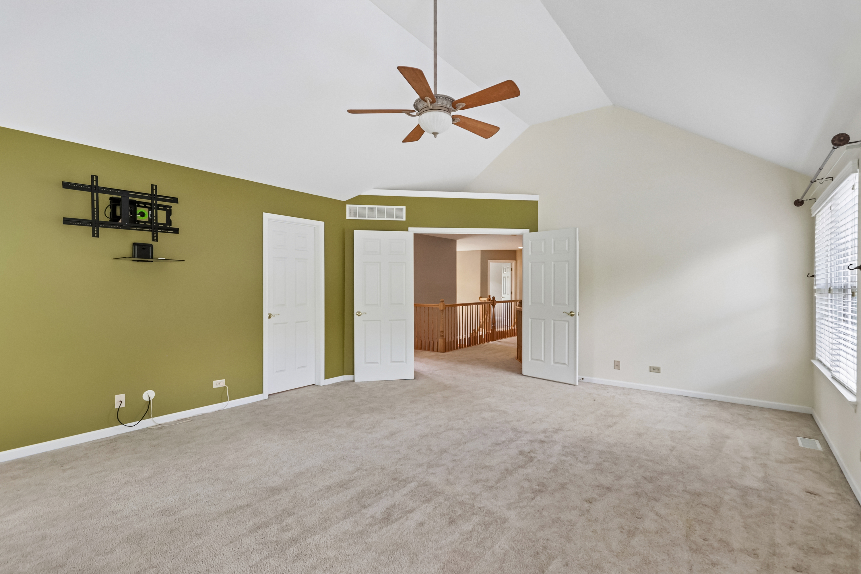 Photo 16 of 41 of 426 Heatherwood Dr, Oswego, IL