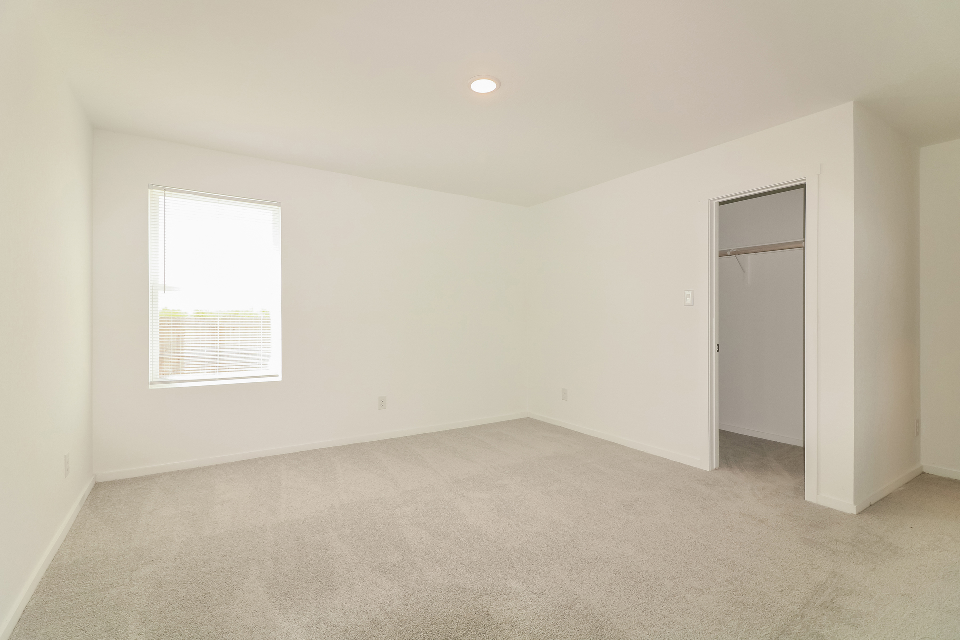 Photo 18 of 27 of 109 Meadowbrook Dr, Odem, TX