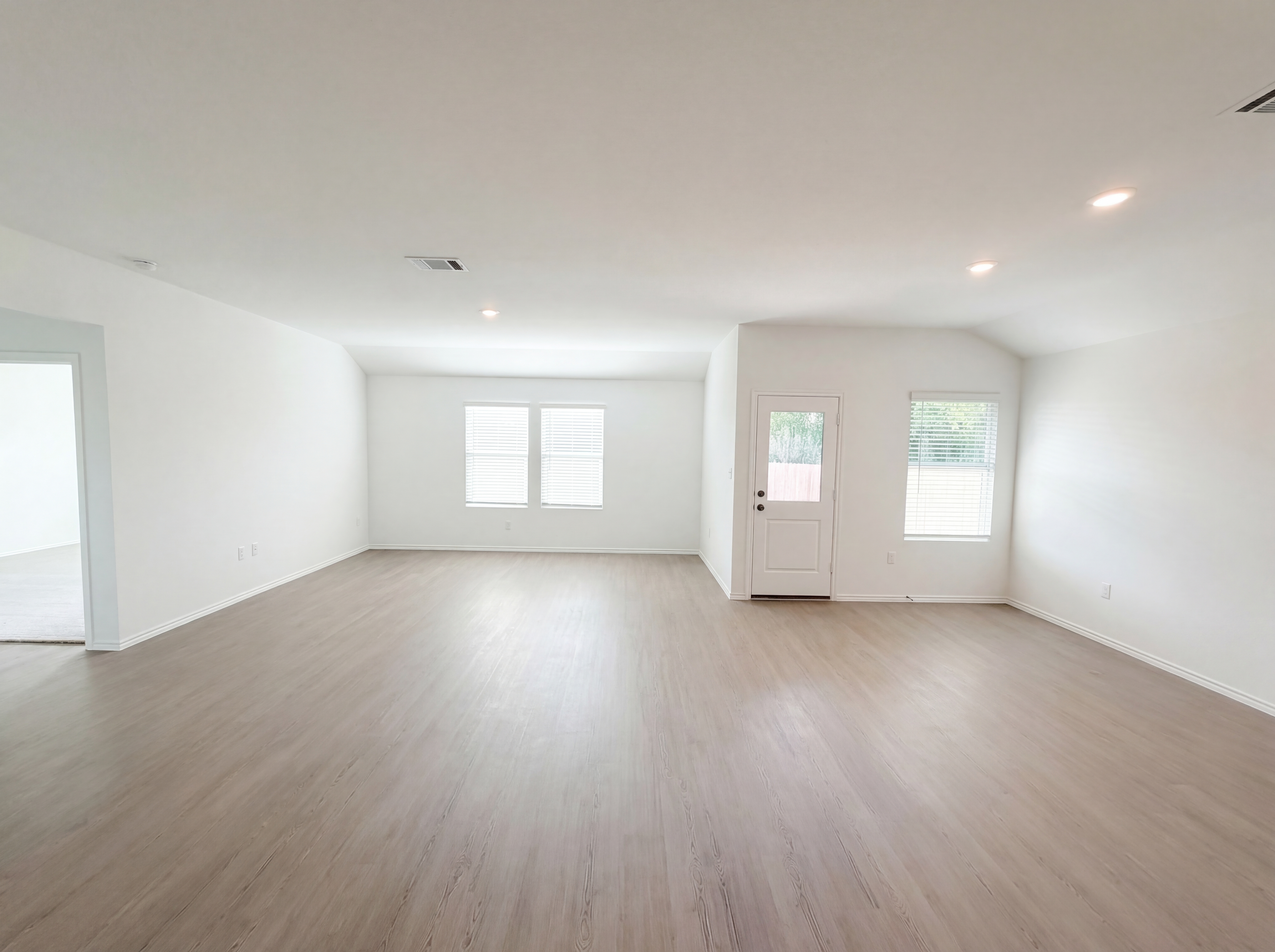 Photo 3 of 21 of 507 Vantage Dr, Hutto, TX