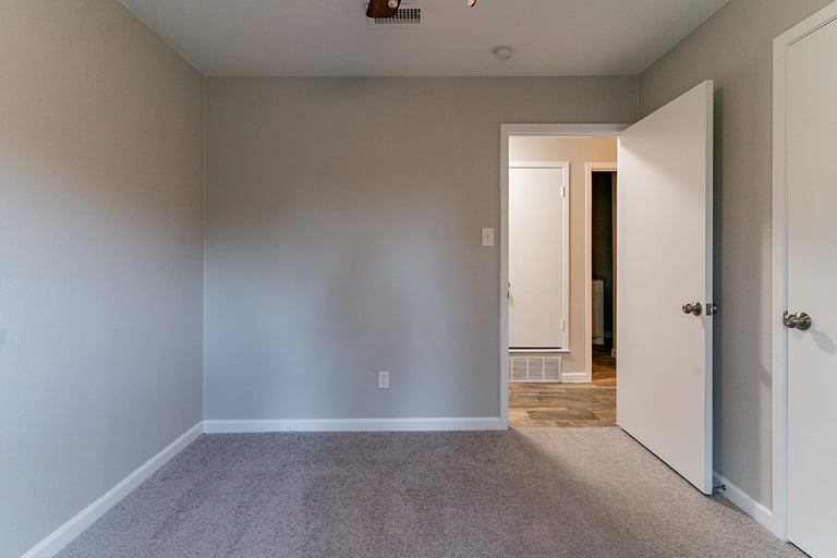 Photo 15 of 21 - 700 NW Barbara Ln, Burleson, TX 76028