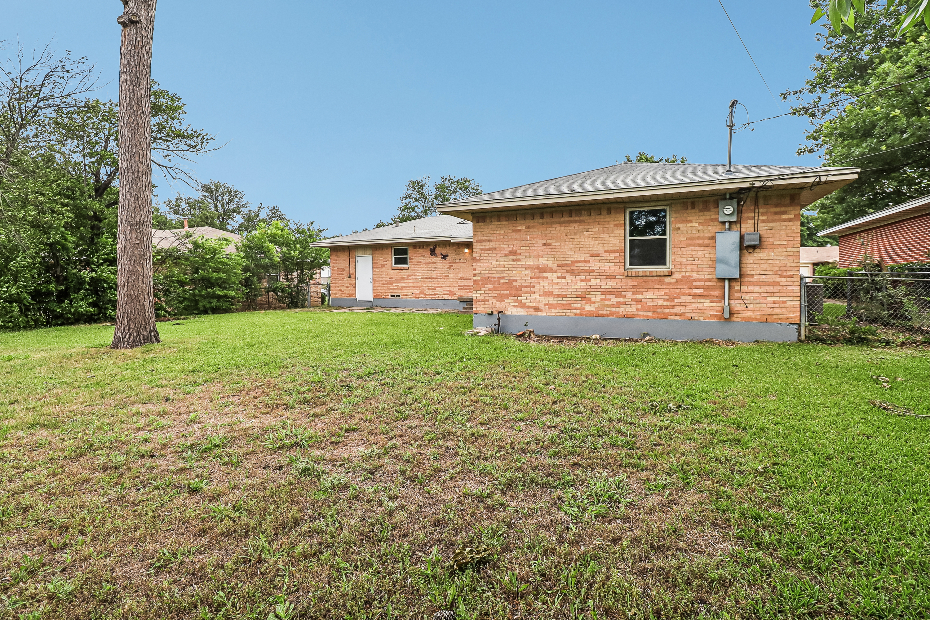 Photo 16 of 22 of 318 Harman St, Duncanville, TX