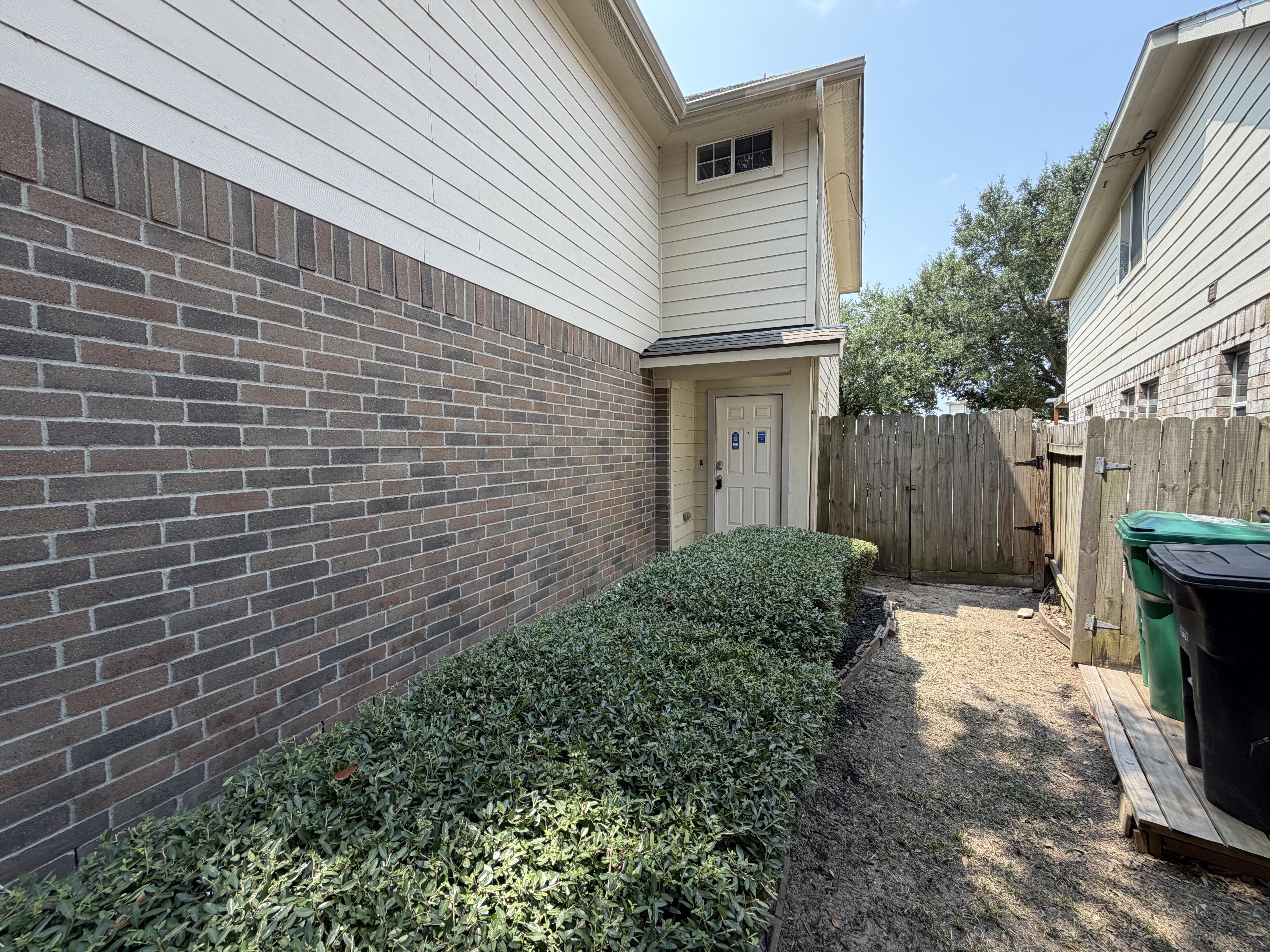 Photo 26 of 28 of 10250 Rolleston Ln, Houston, TX