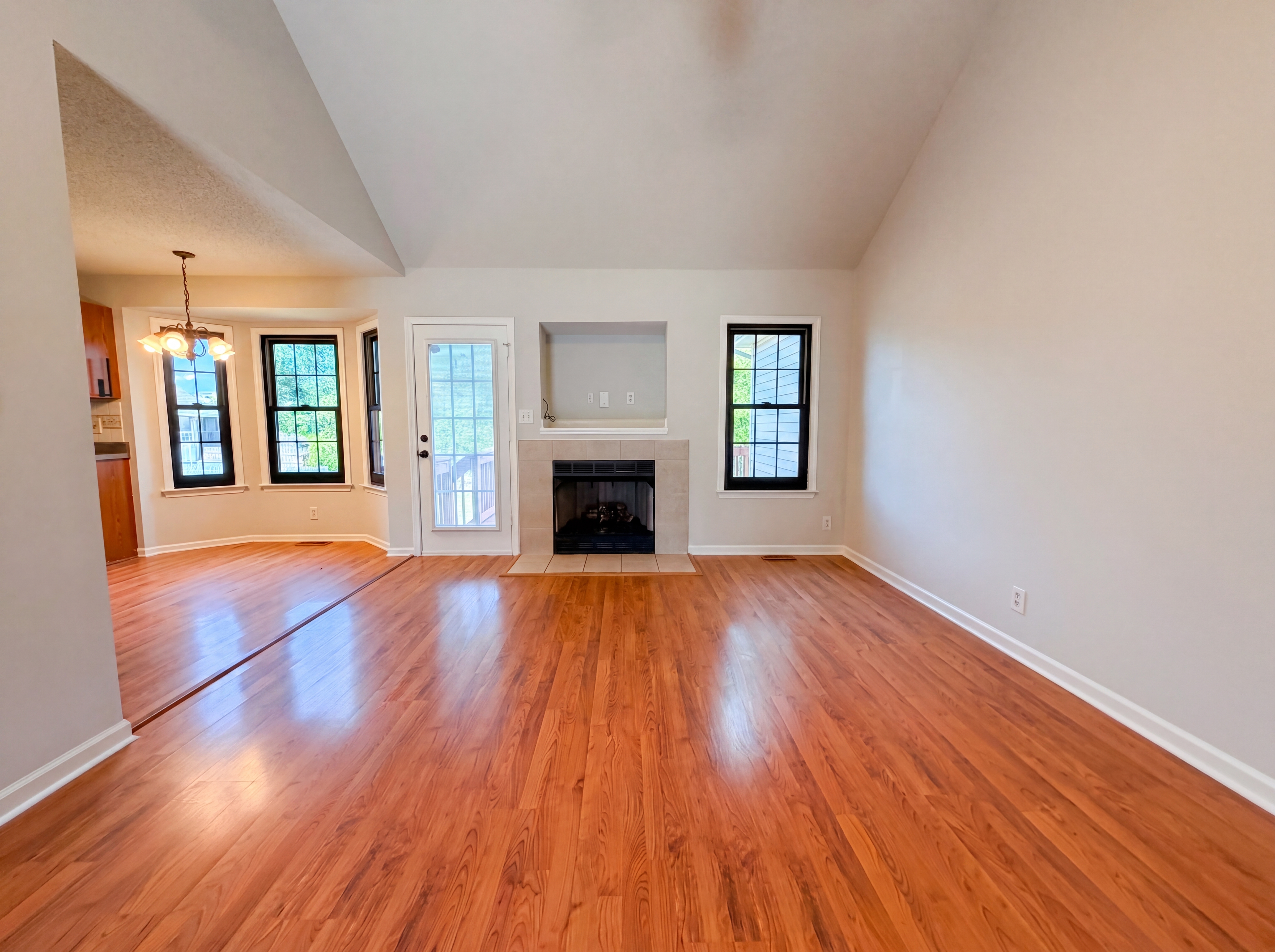 Photo 3 of 24 of 1688 Cedar Springs Cir, Clarksville, TN