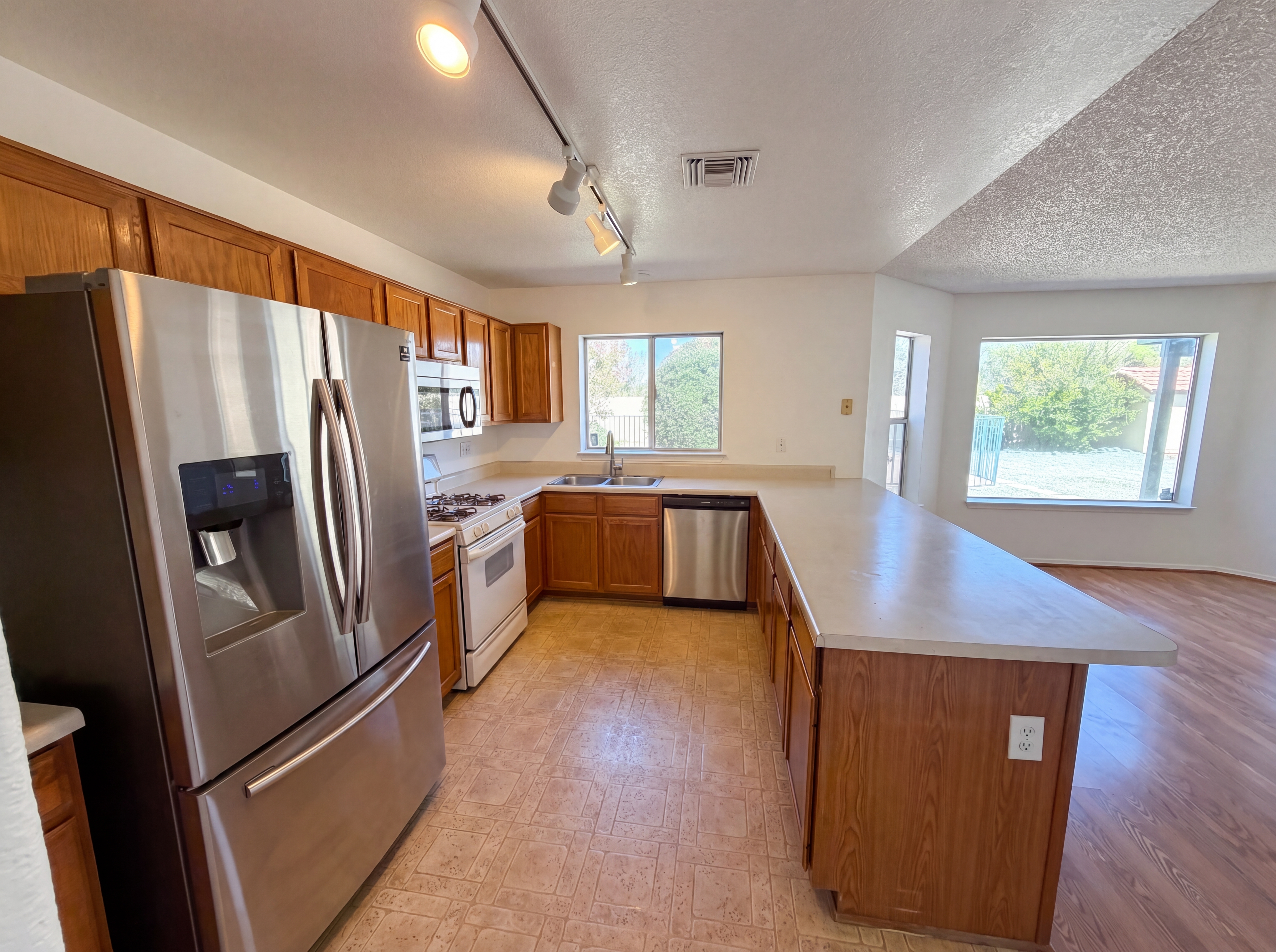 Photo 8 of 24 of 541 S Stoner Ave, Tucson, AZ