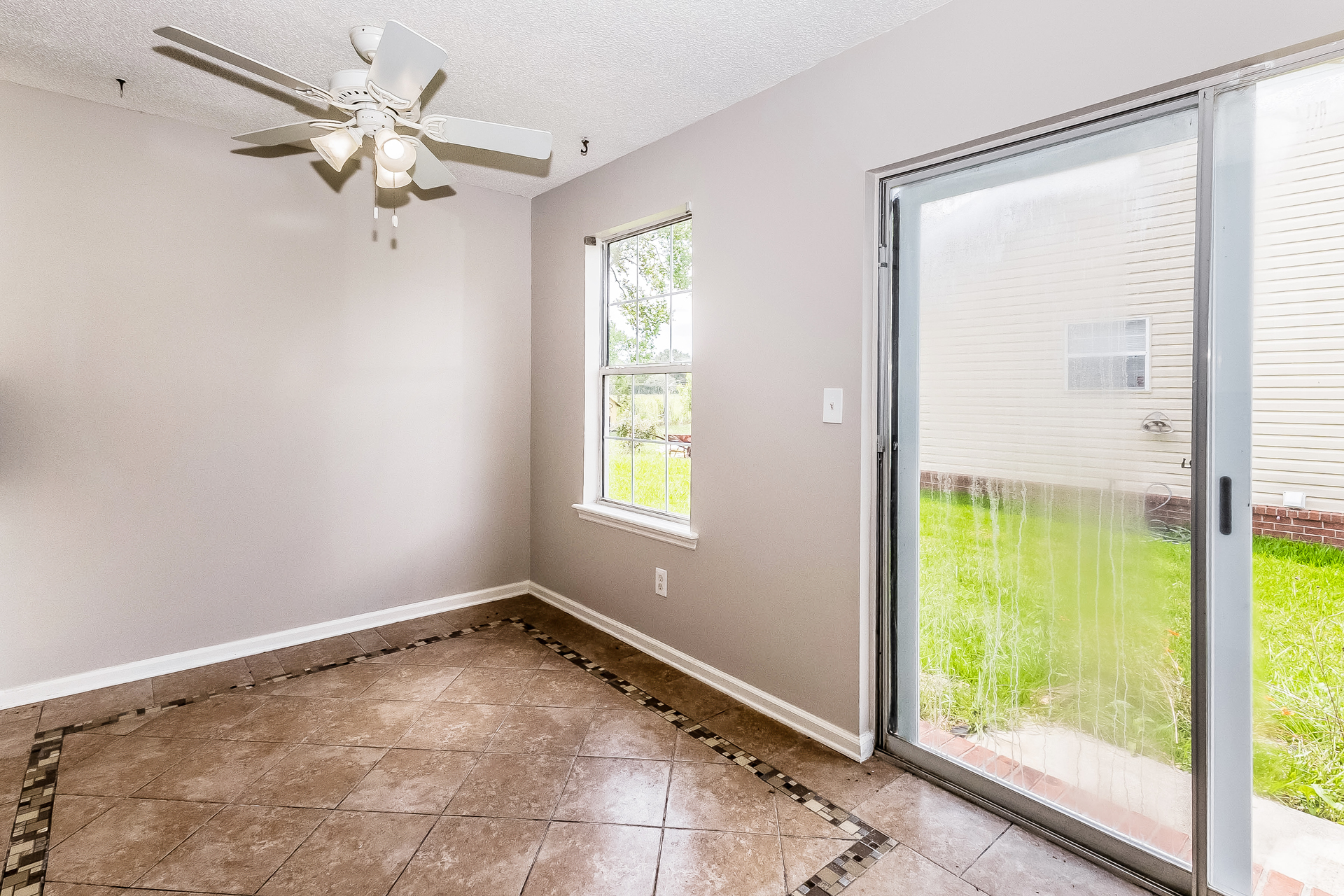 Photo 4 of 21 of 1305 Aubry Dr, Moncks Corner, SC