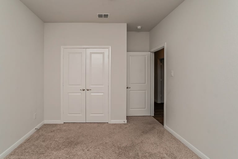 Photo 16 of 20 - 1225 Rebecca Ln, Fort Worth, TX 76131