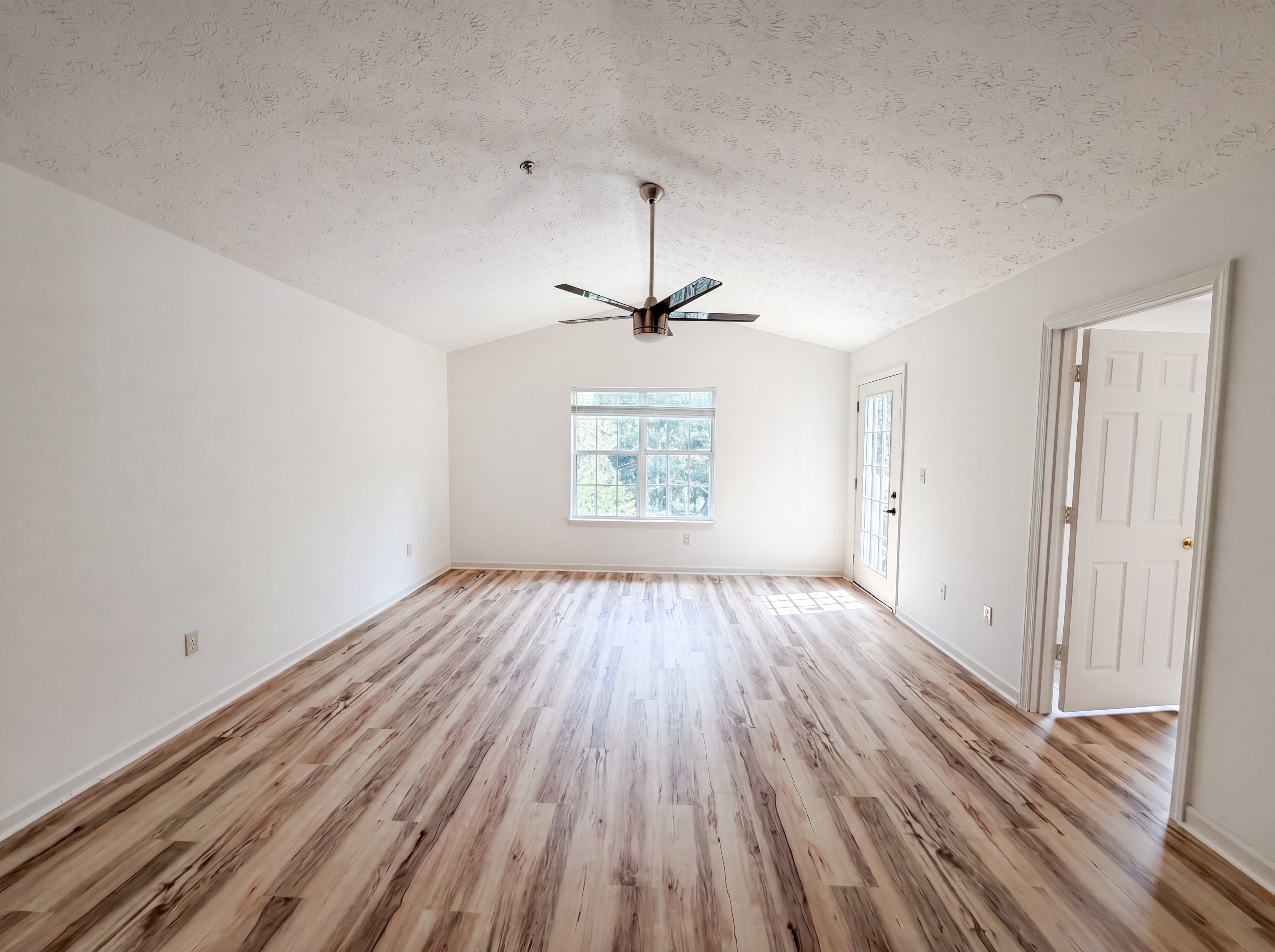Photo 16 of 19 of 131 Bentley Pl, Tucker, GA