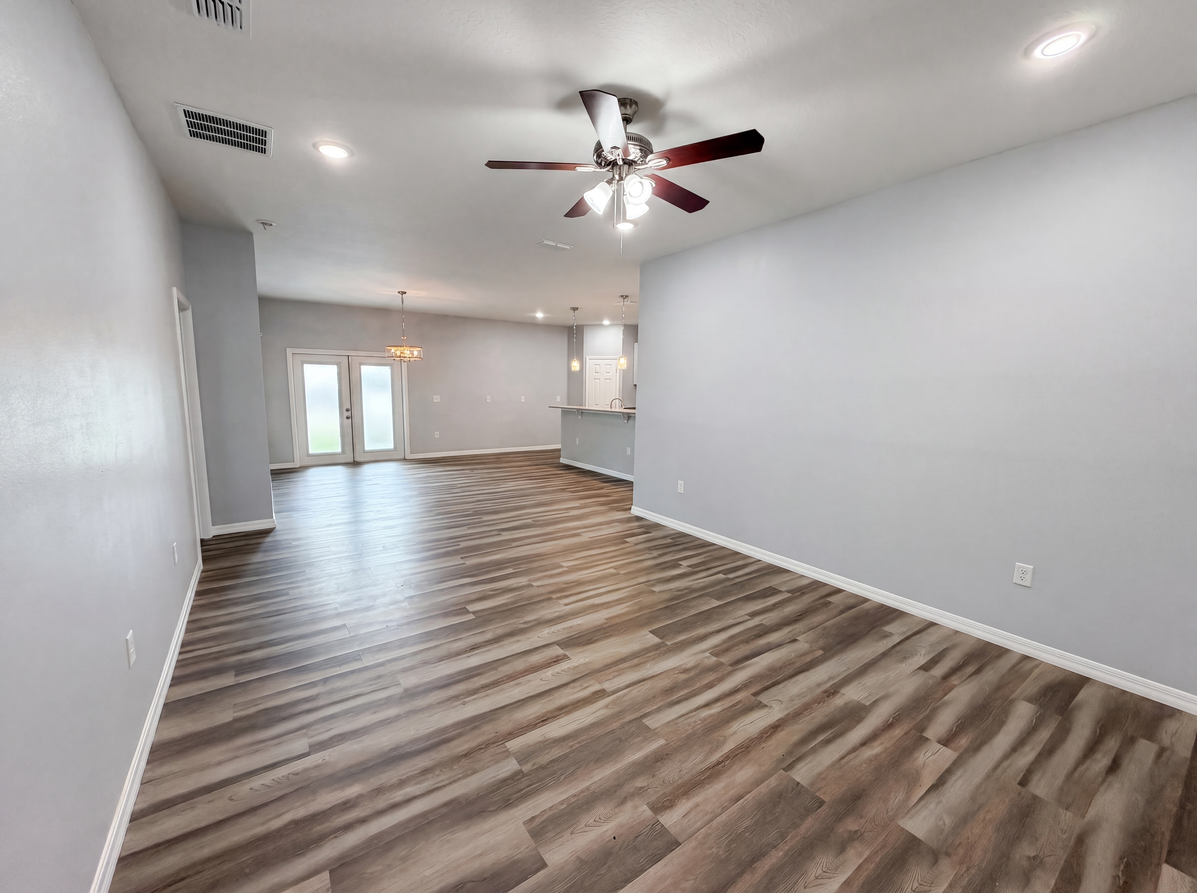 Photo 3 of 27 of 1013 W 11th St, Sanford, FL