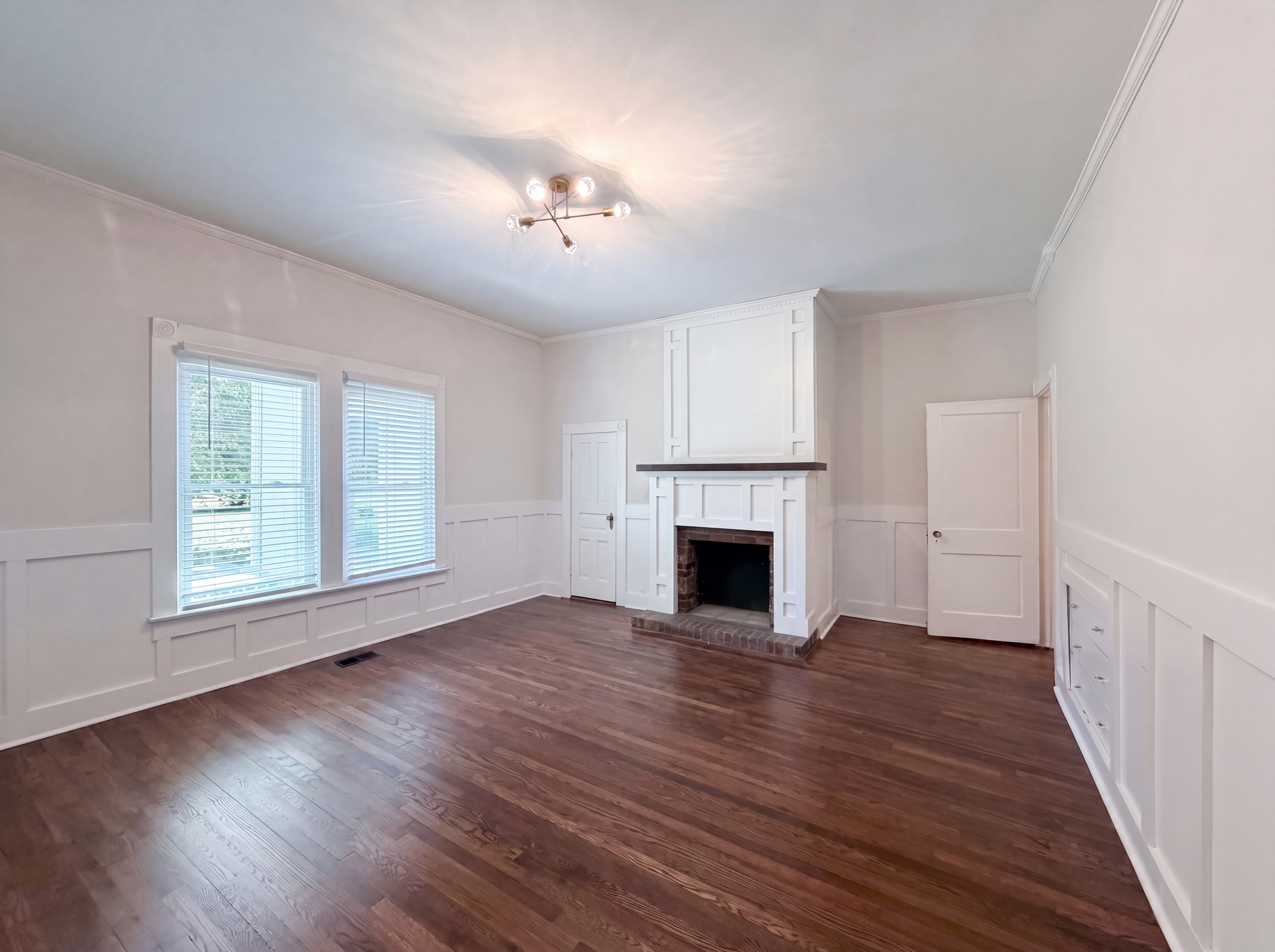Photo 3 of 19 of 329 W McLelland Ave, Mooresville, NC