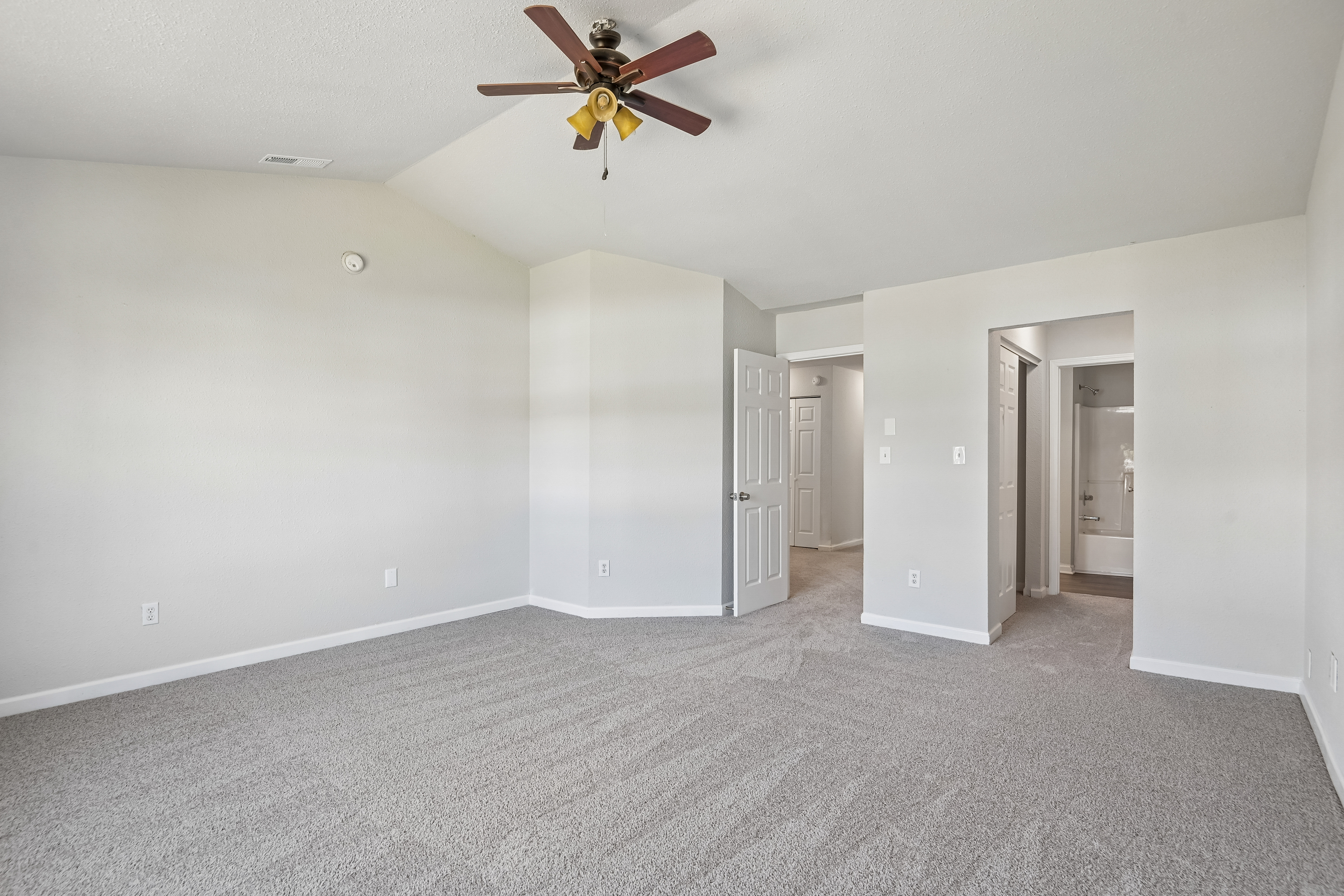Photo 18 of 43 of 2327 Rostock Ct, Indianapolis, IN