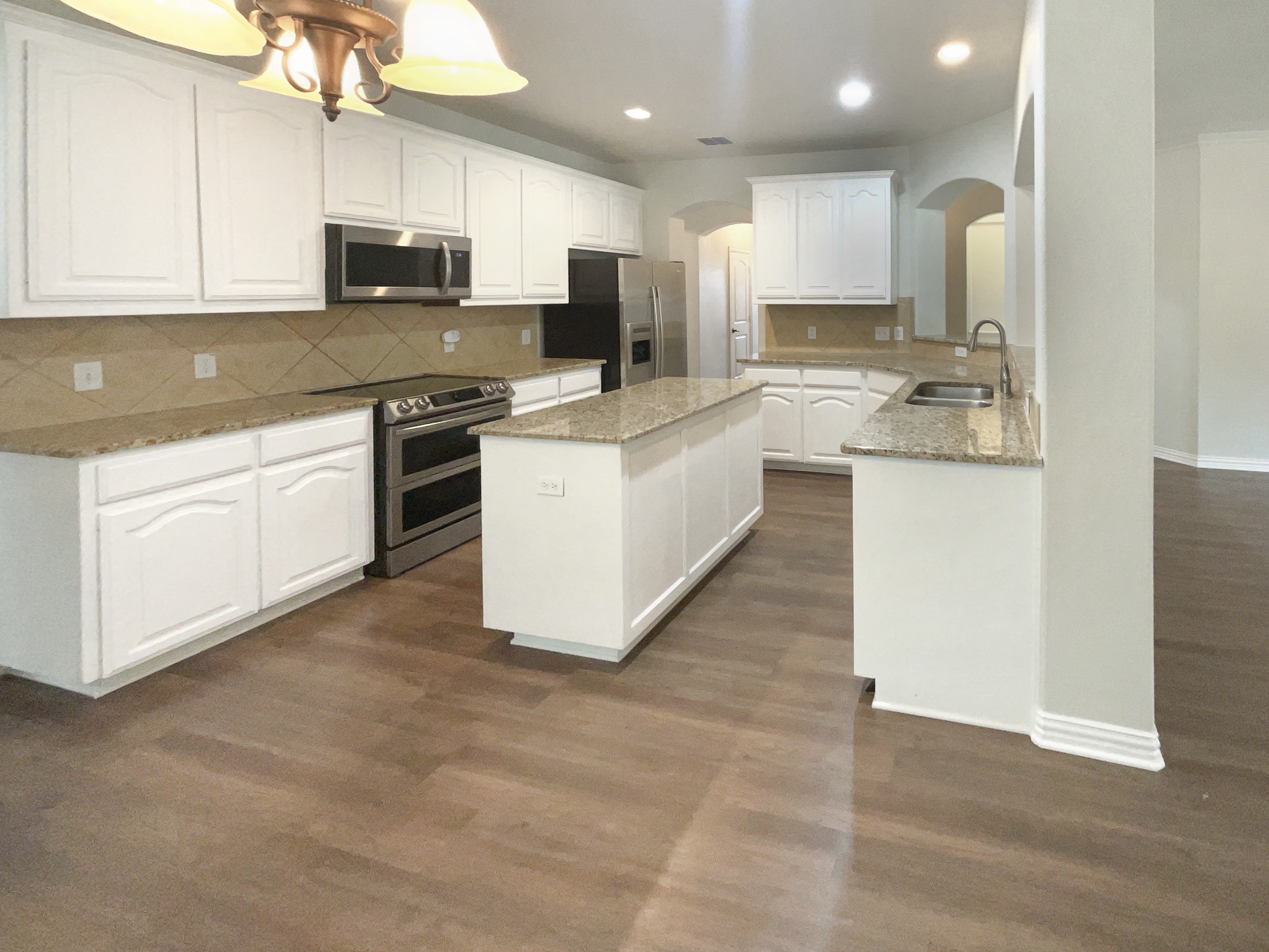 Photo 6 of 33 of 1005 Lake Hollow Dr, Little Elm, TX