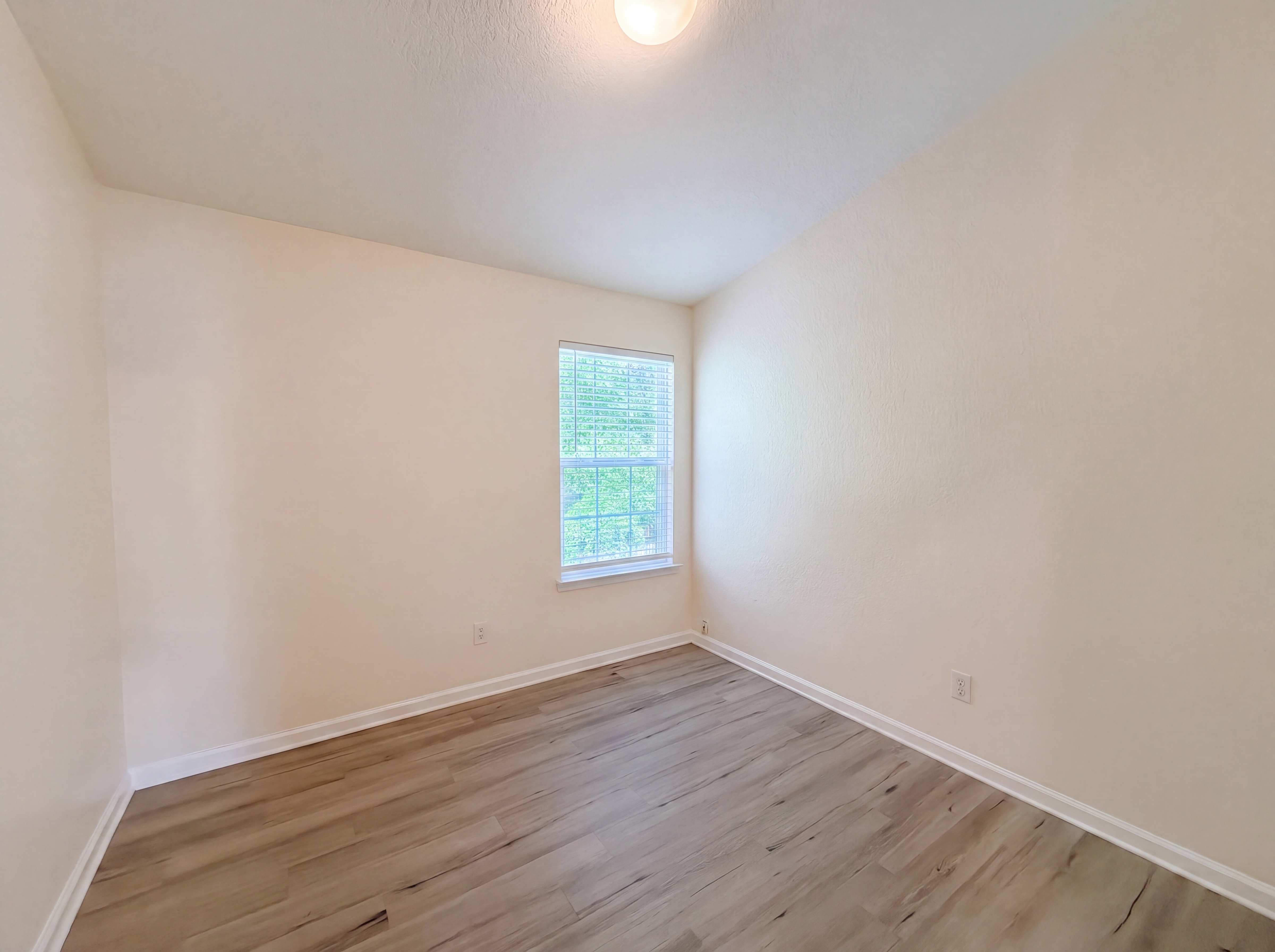 Photo 11 of 18 of 5080 Windsor Forrest Ln, Atlanta, GA