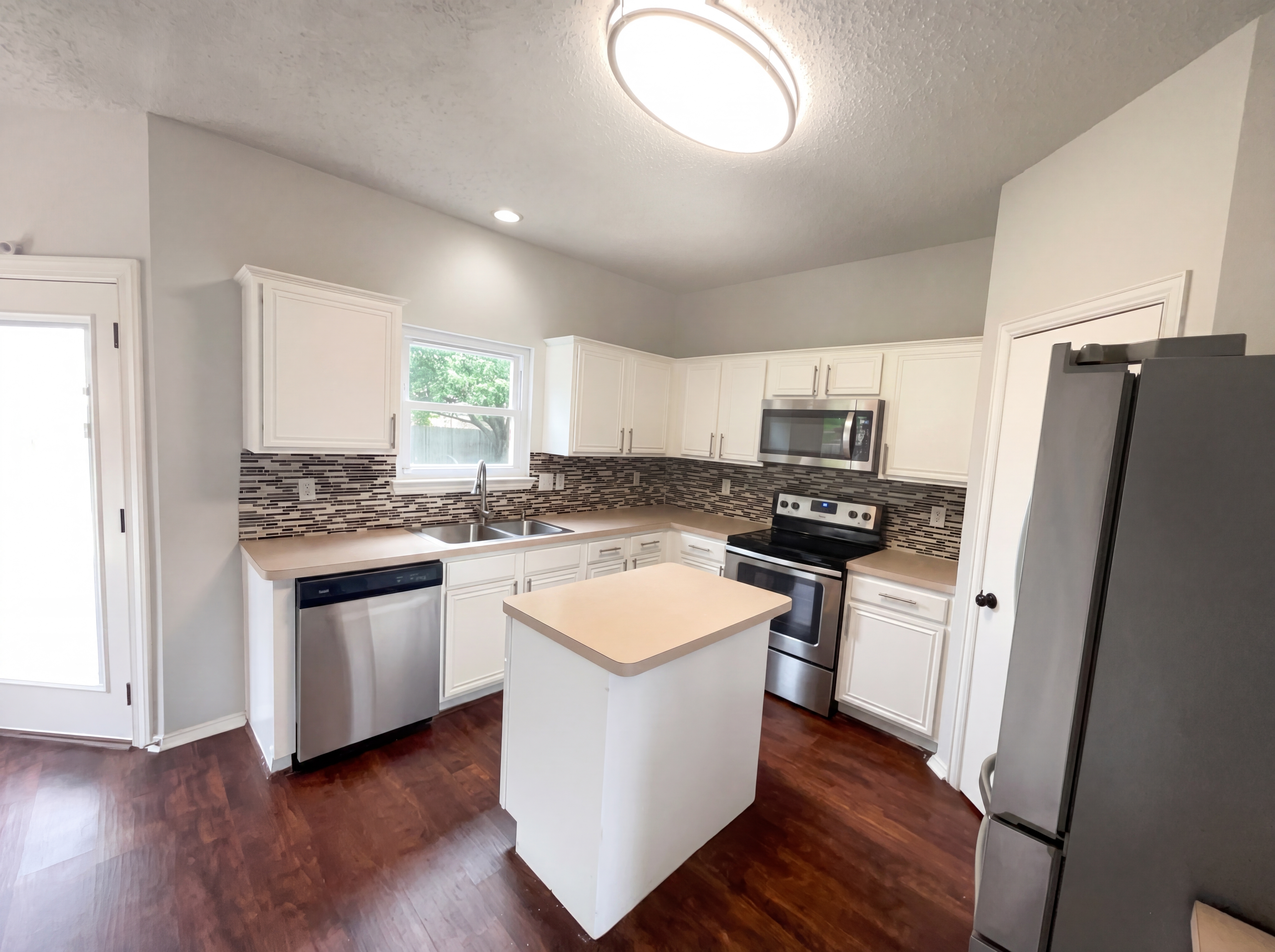 Photo 2 of 19 of 1405 Turtle Cove Dr, Little Elm, TX