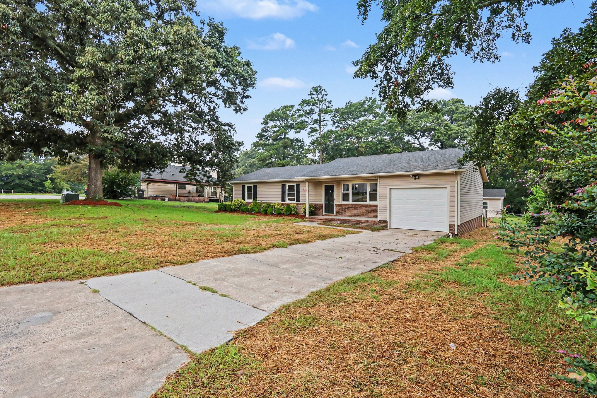 Photo 2 of 16 of 105 Lake Hurst Dr, Dudley, NC