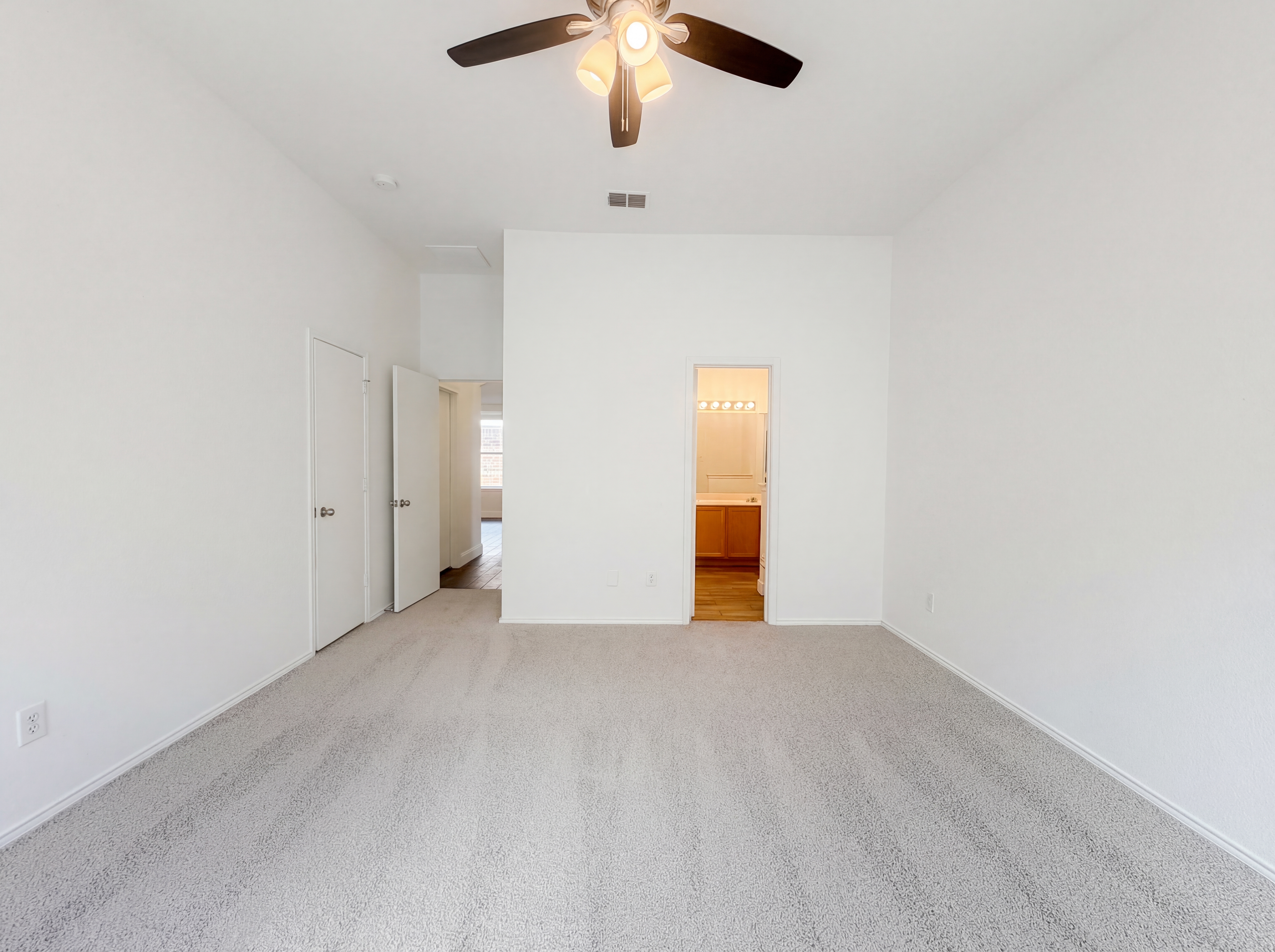 Photo 4 of 19 of 2563 Taos Dr, Grand Prairie, TX