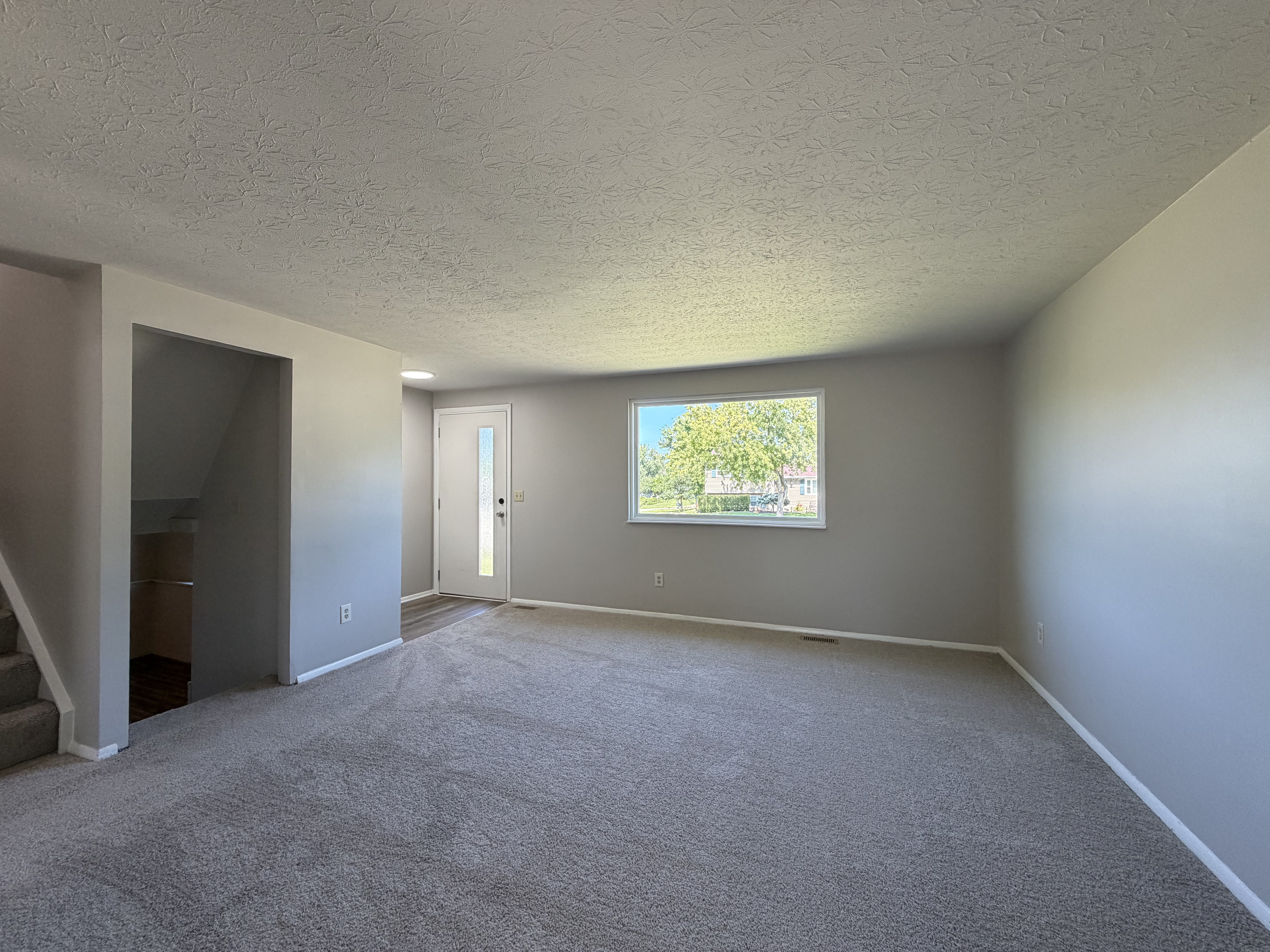 Photo 8 of 33 of 2891 Grosvenor Dr, Cincinnati, OH