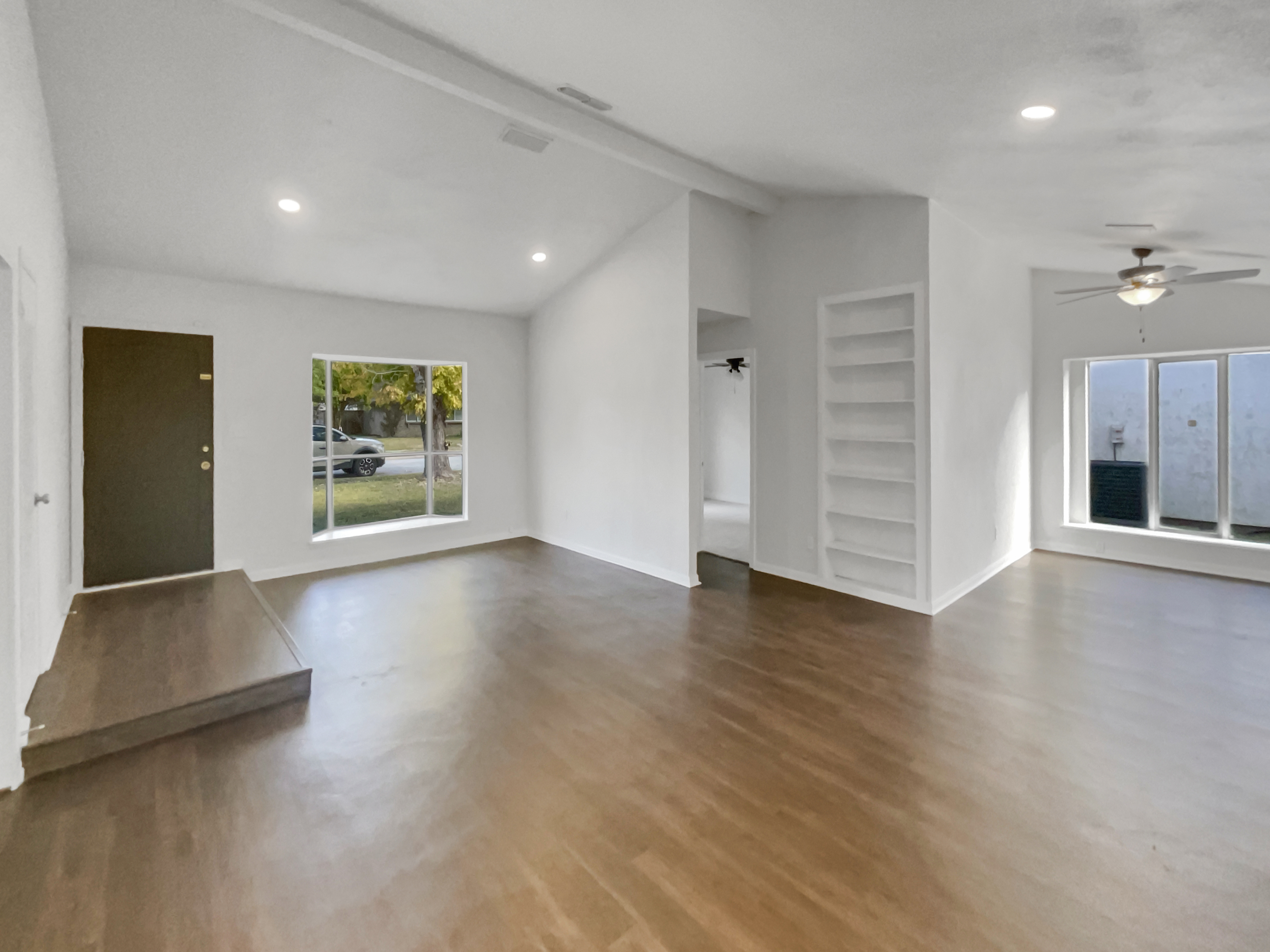 Photo 11 of 25 of 1426 Whiteoak Dr, Garland, TX