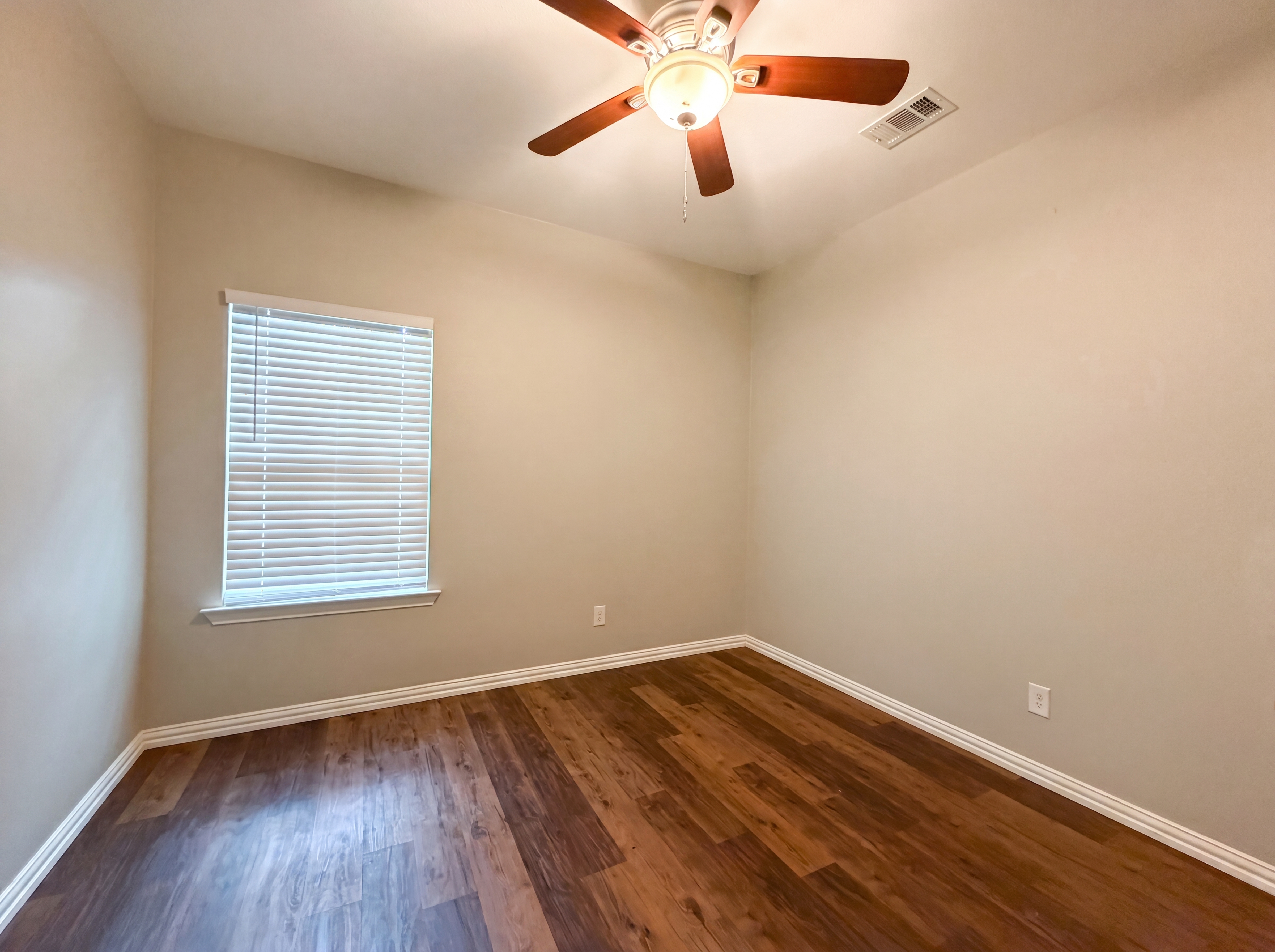 Photo 4 of 18 of 619 E Arlington Ave, Fort Worth, TX