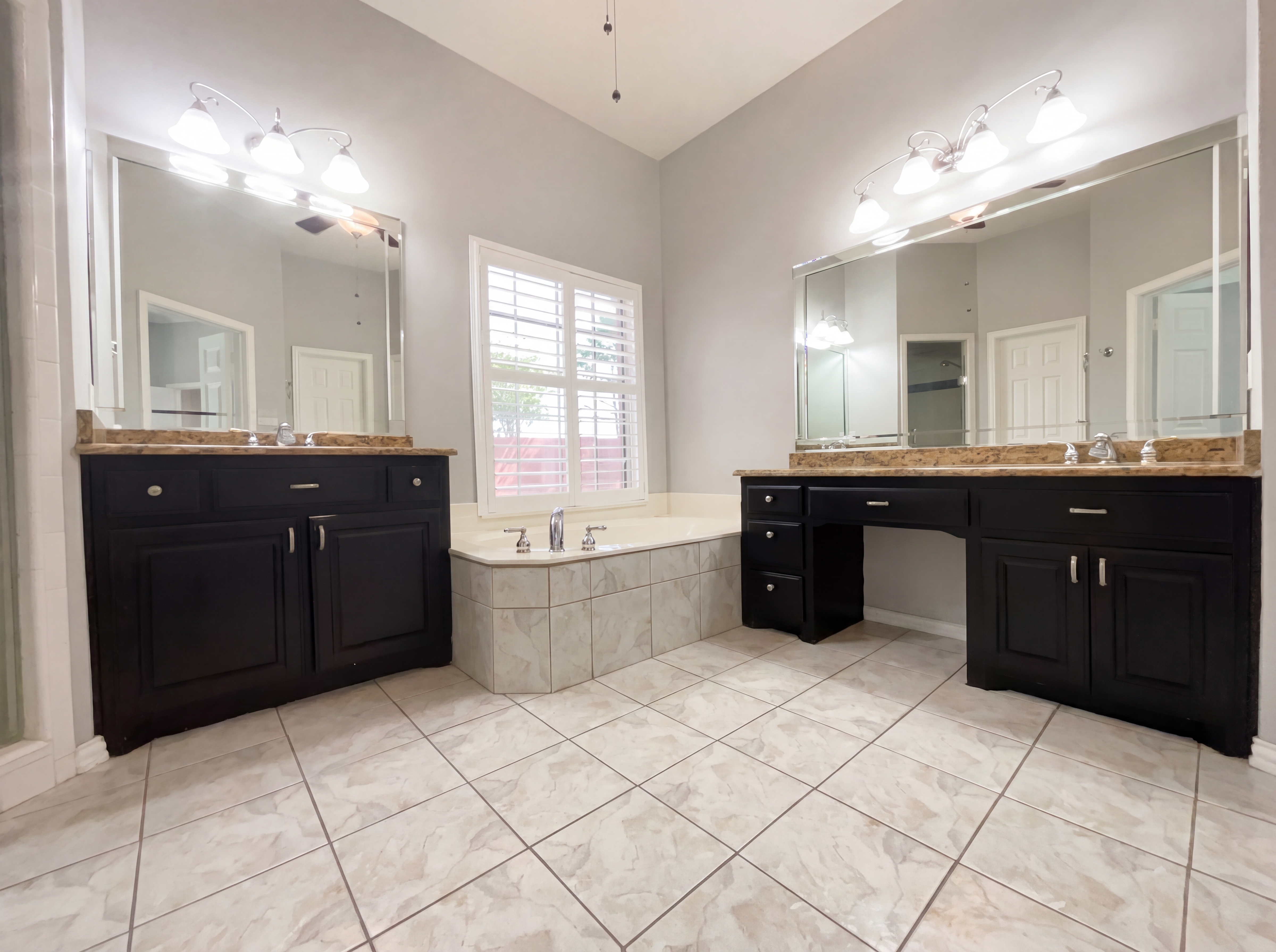 Photo 10 of 19 of 2400 Creekview Dr, Plano, TX