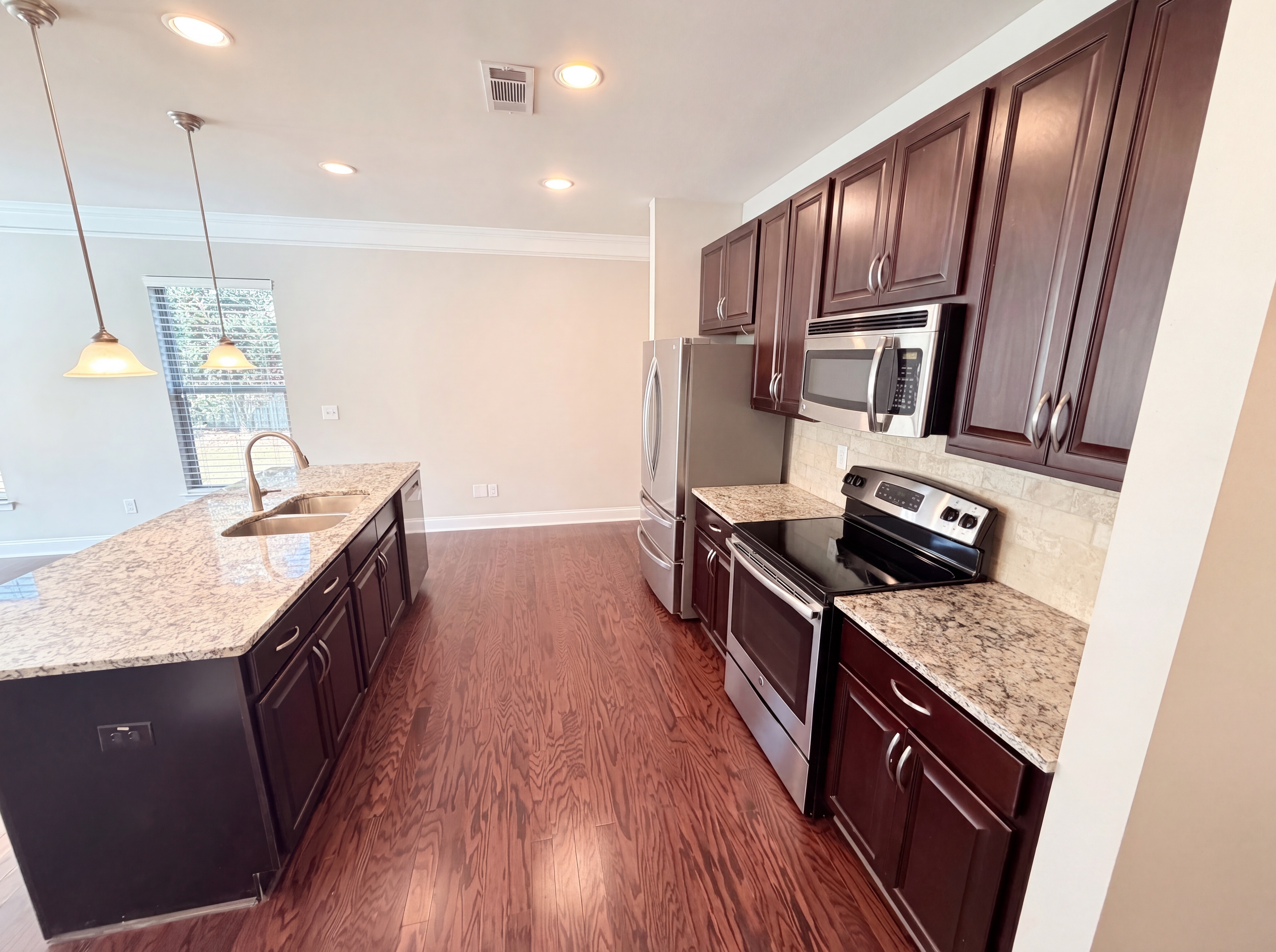 Photo 8 of 24 of 10555 Naramore Ln, Alpharetta, GA