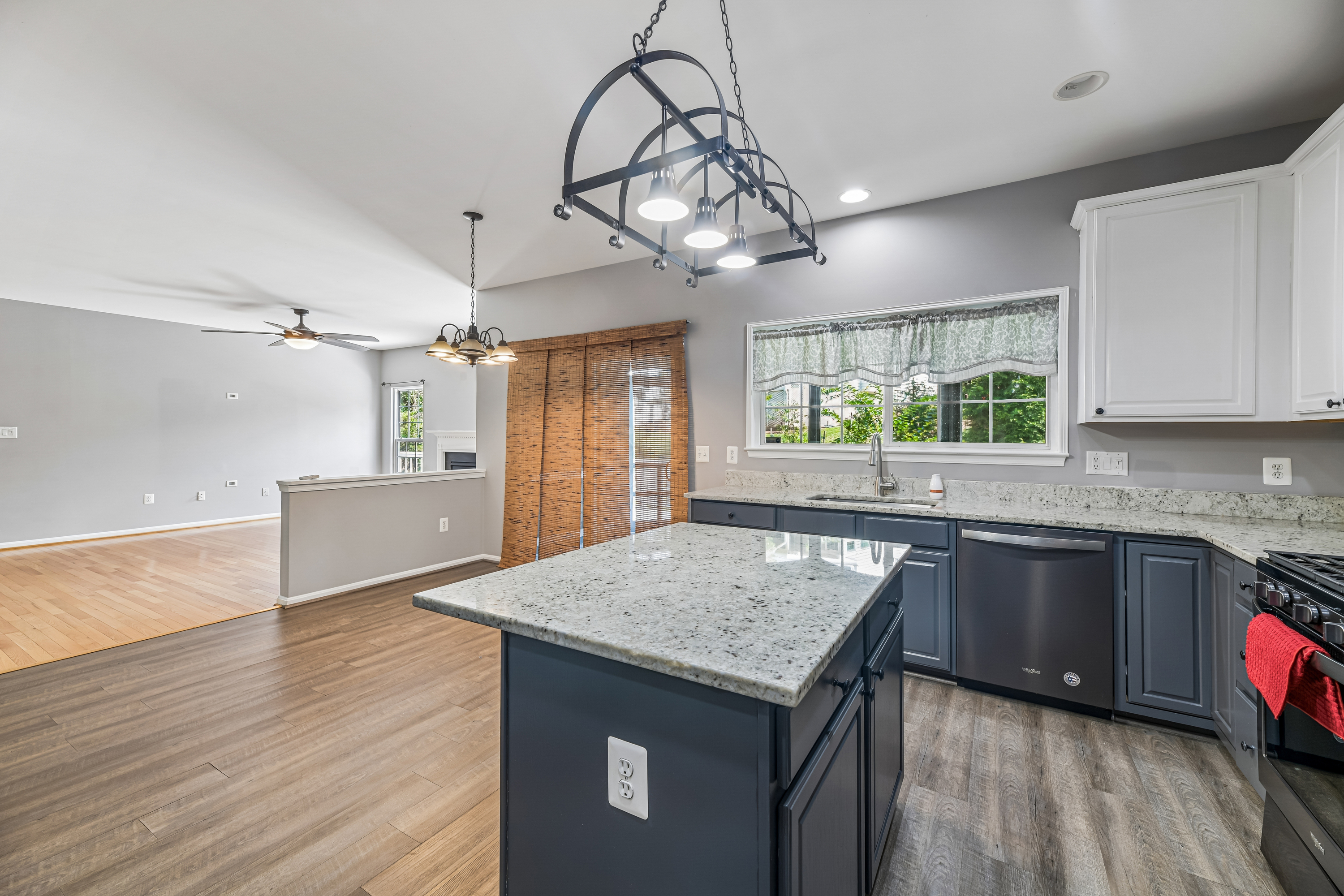 Photo 6 of 84 of 6046 Persinger House Ct, Manassas, VA
