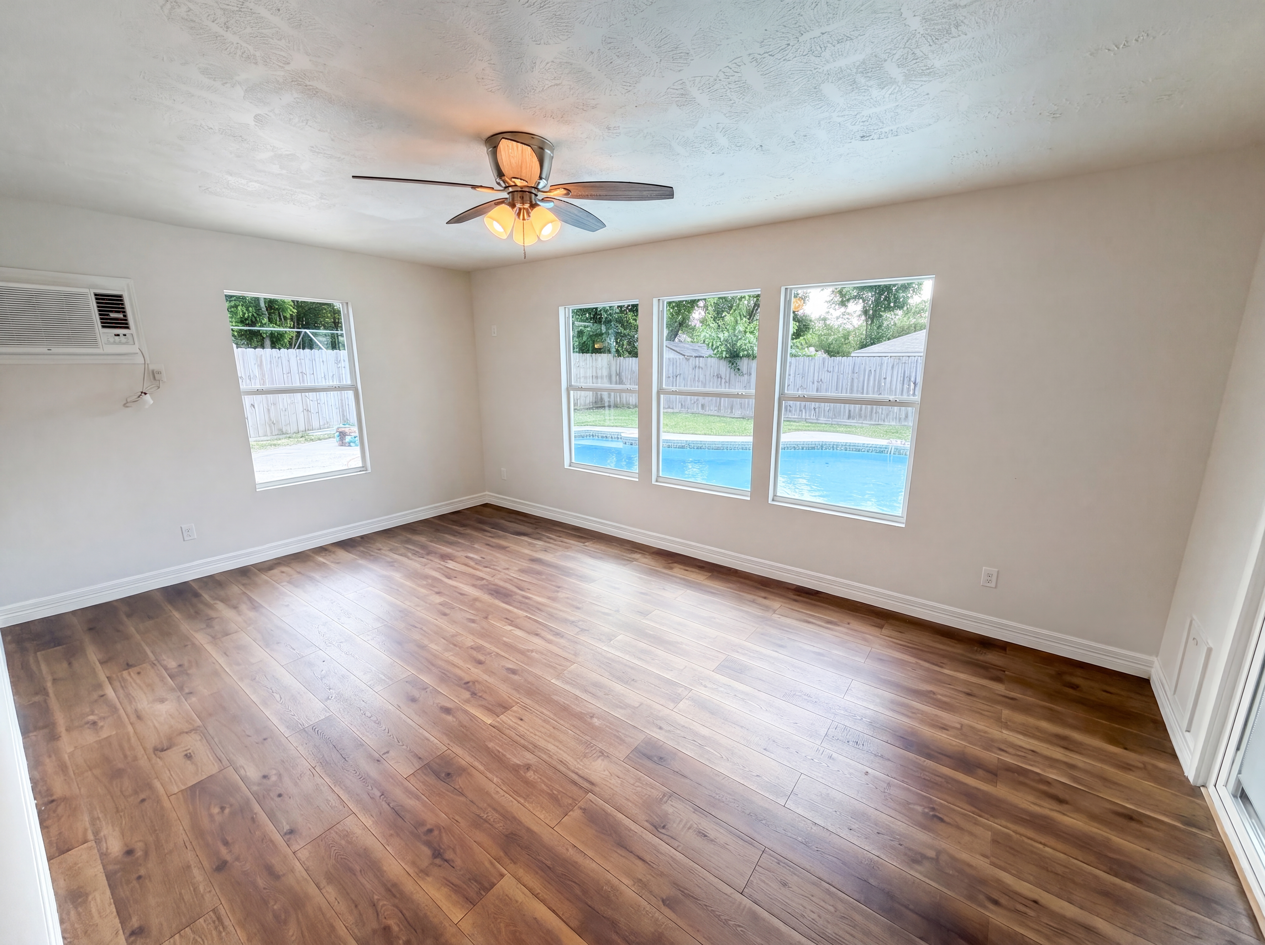 Photo 8 of 26 of 910 Luella Ave, Deer Park, TX
