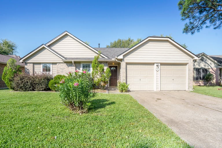 Photo 1 of 17 - 3806 Teakwood Dr, La Porte, TX 77571