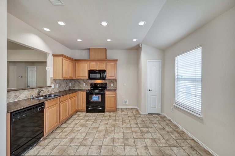 Photo 9 of 27 - 5424 Cameron Dr, Grand Prairie, TX 75052