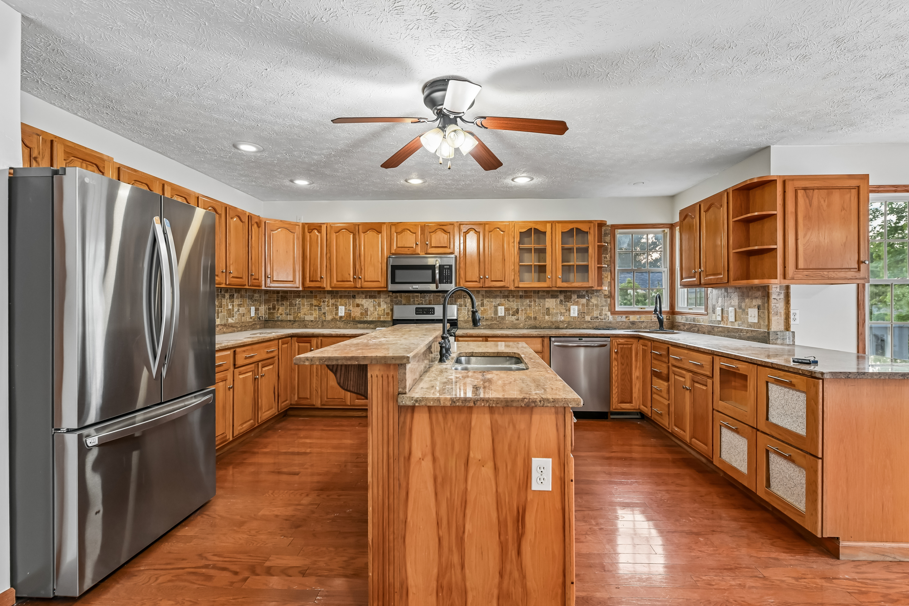 Photo 2 of 42 of 2145 Overland Ave NE, Warren, OH