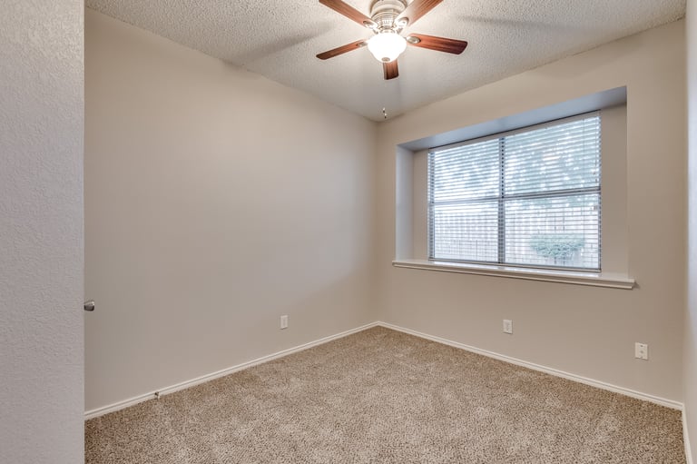Photo 16 of 21 - 1387 Mimosa Ln, Lewisville, TX 75077