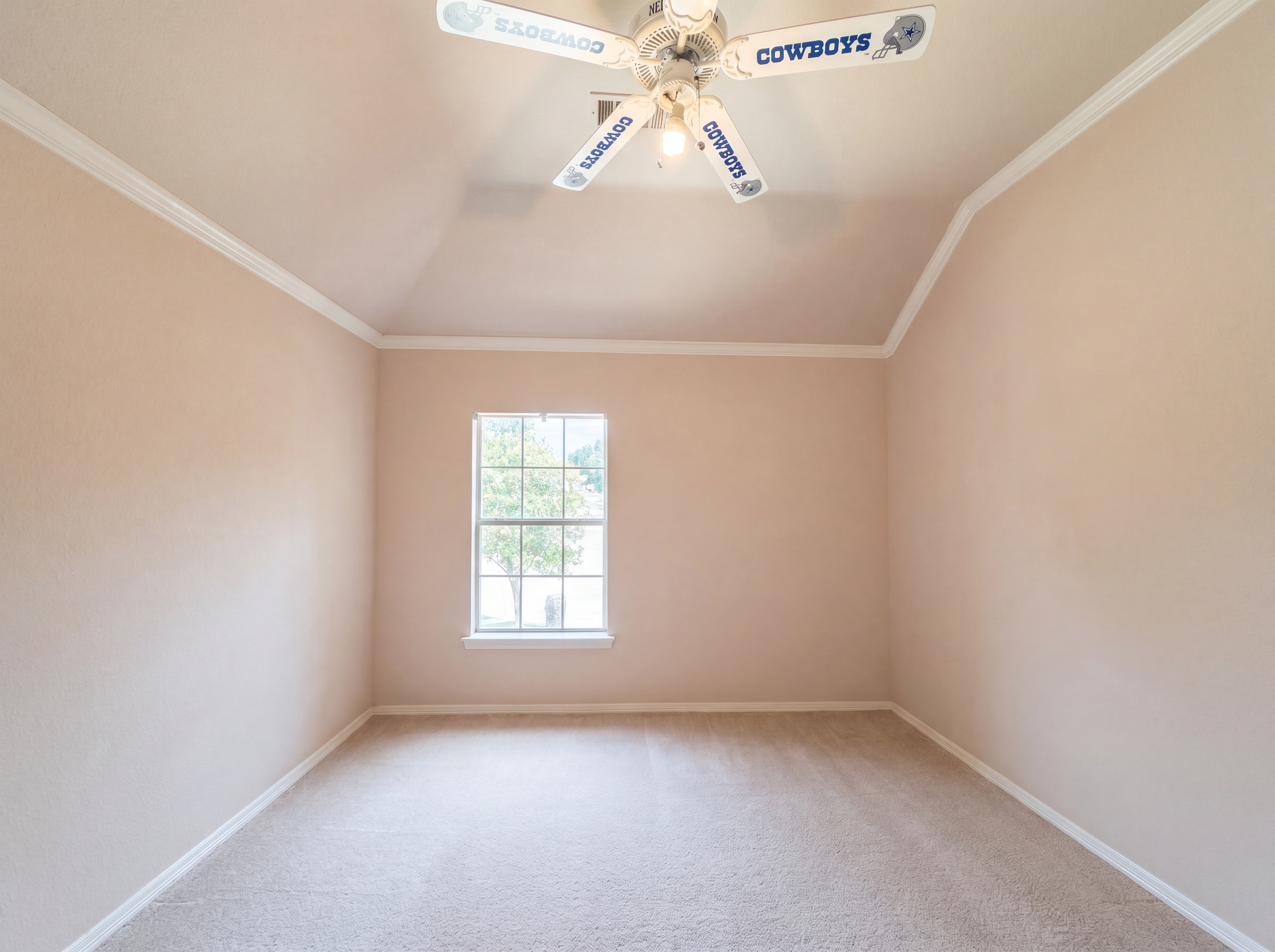 Photo 13 of 27 of 2533 Vista Creek Ct, Garland, TX