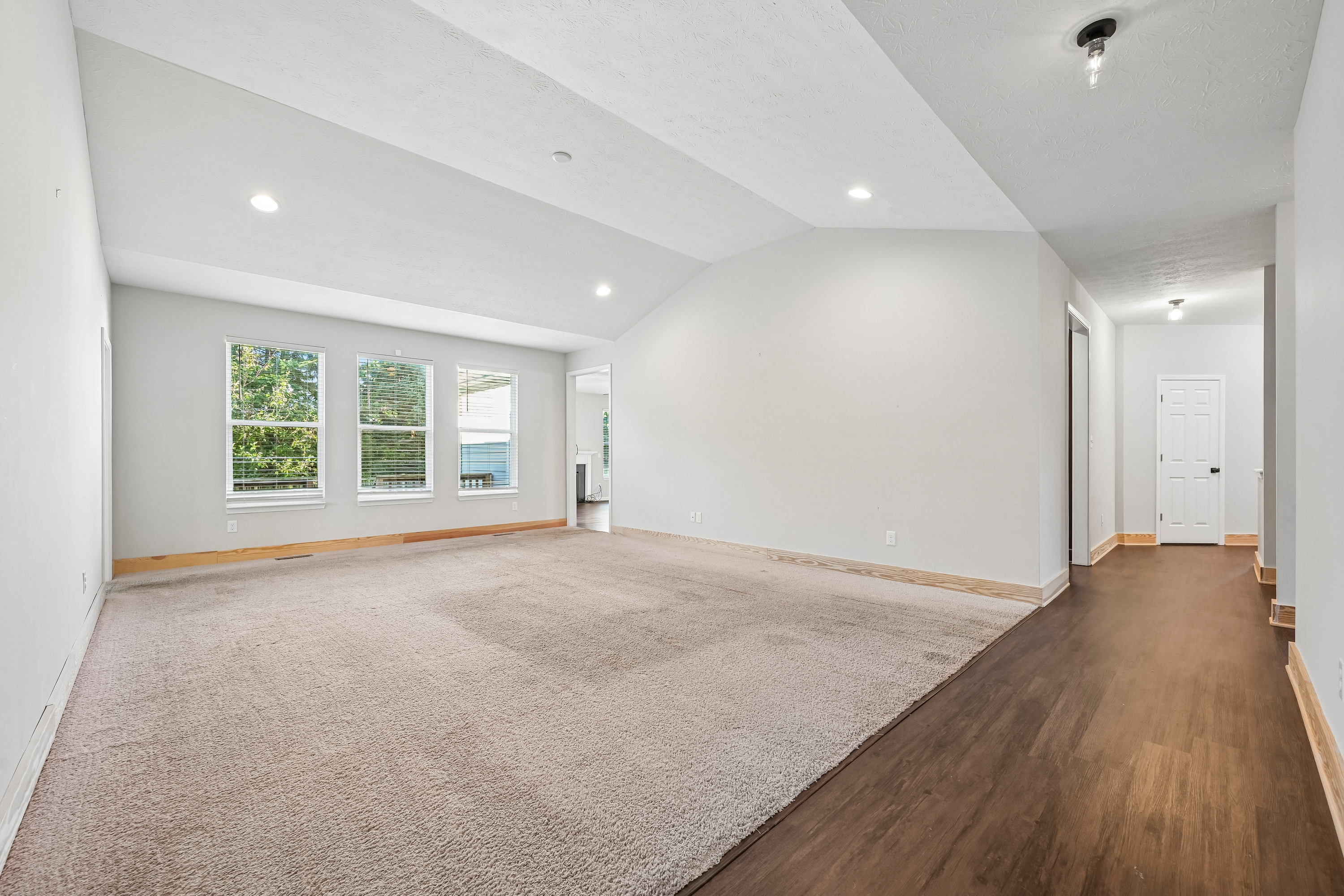 Photo 14 of 44 of 21323 Wharfdale Dr, Noblesville, IN