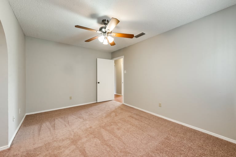 Photo 4 of 27 - 1029 Delores Dr, Garland, TX 75040
