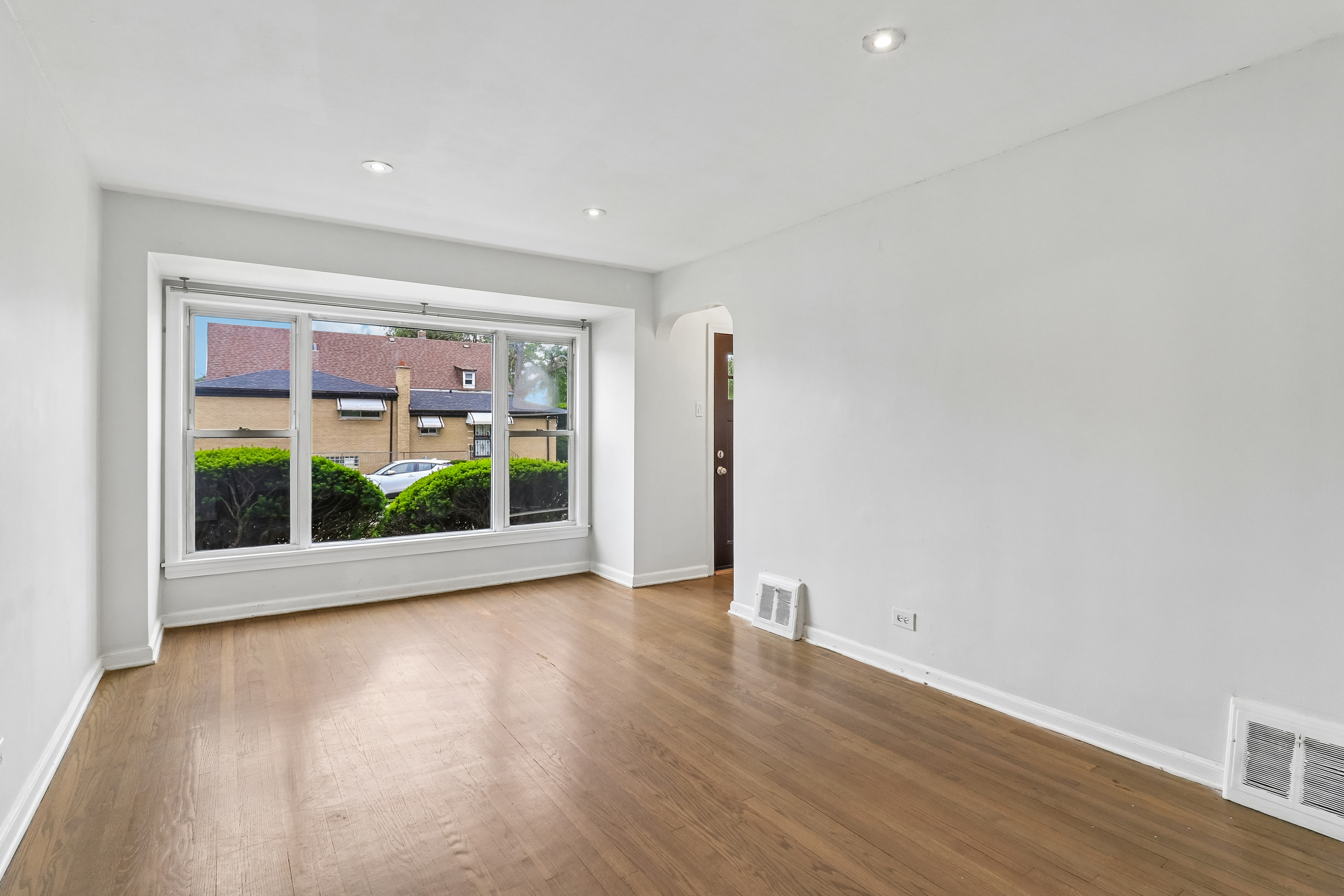 Photo 6 of 41 of 1107 W 101st St, Chicago, IL
