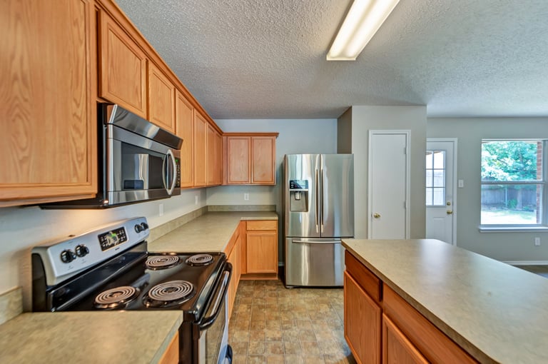 Photo 5 of 25 - 2051 La Salle Trl, Grand Prairie, TX 75052