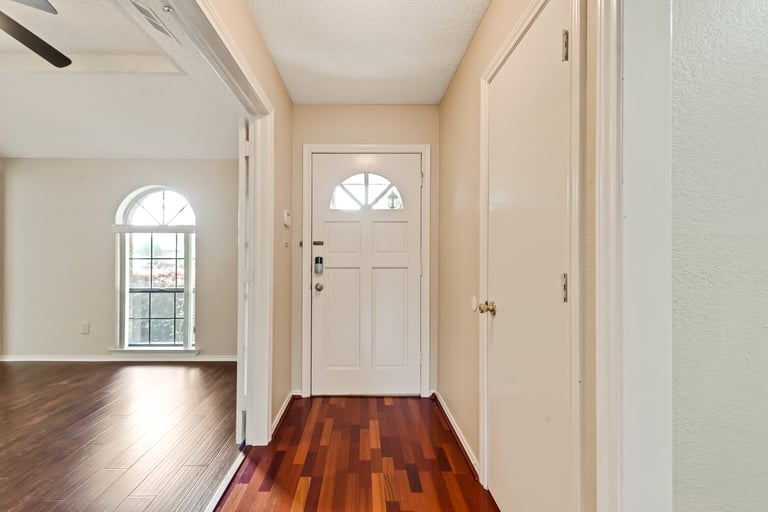 Photo 9 of 31 - 702 Meadowglen Cir, Coppell, TX 75019