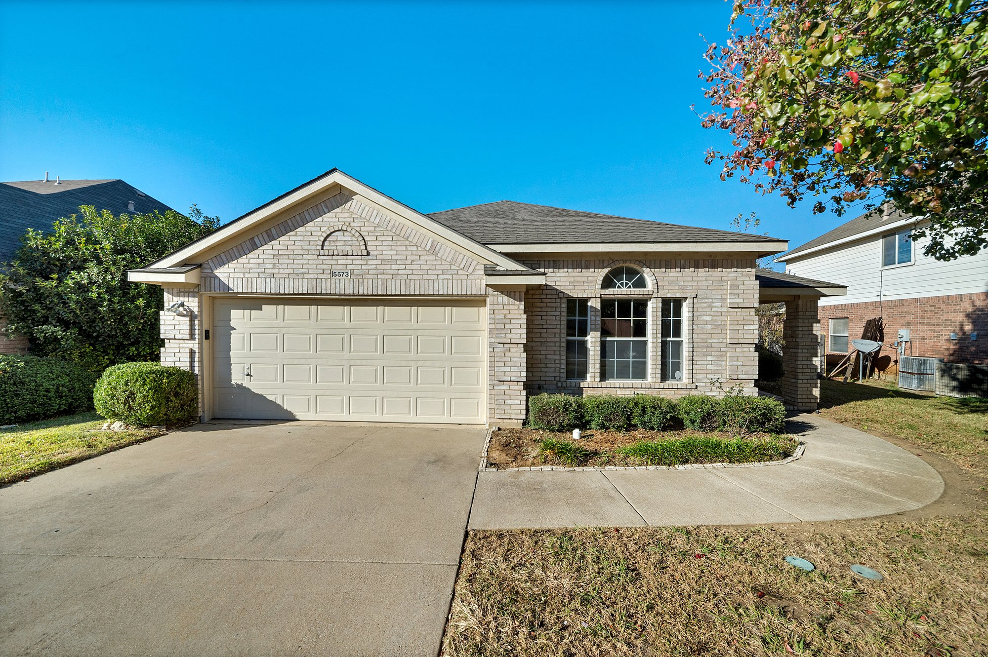 Photo 1 of 28 - 5573 Lawnsberry Dr, Fort Worth, TX 76137