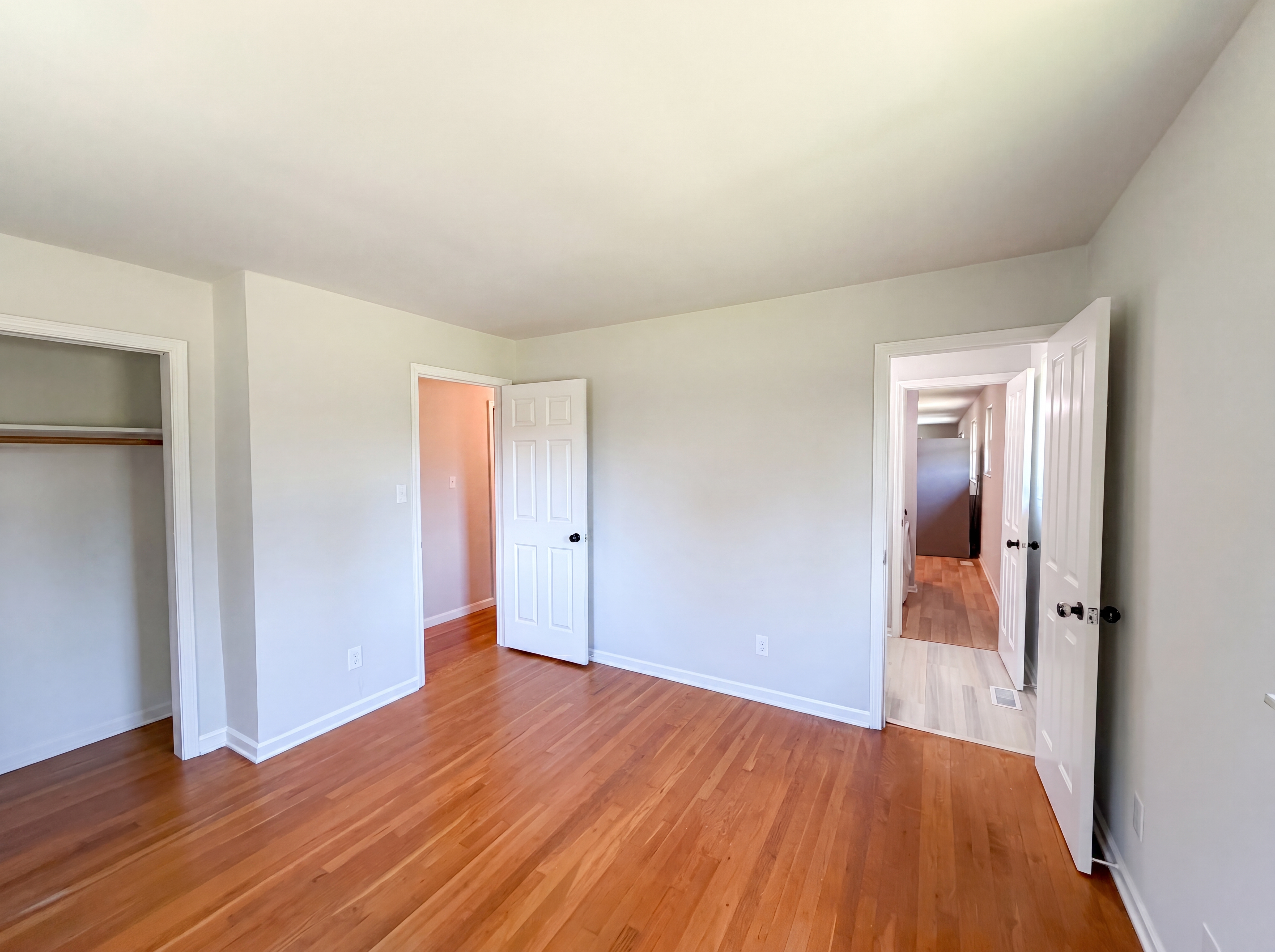 Photo 4 of 19 of 2883 S Wollenweber Rd, New Palestine, IN