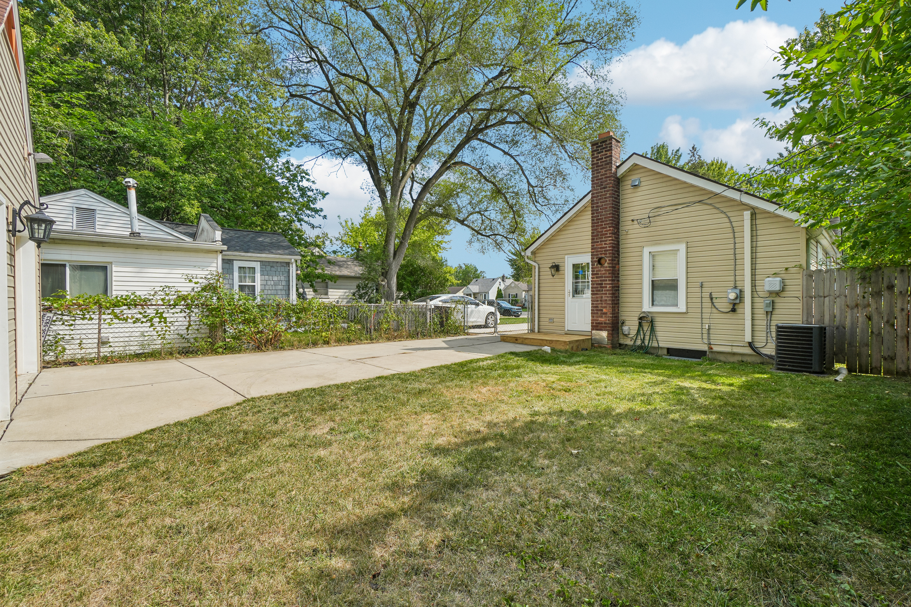 Photo 30 of 38 of 20919 Hollywood St, Harper Woods, MI