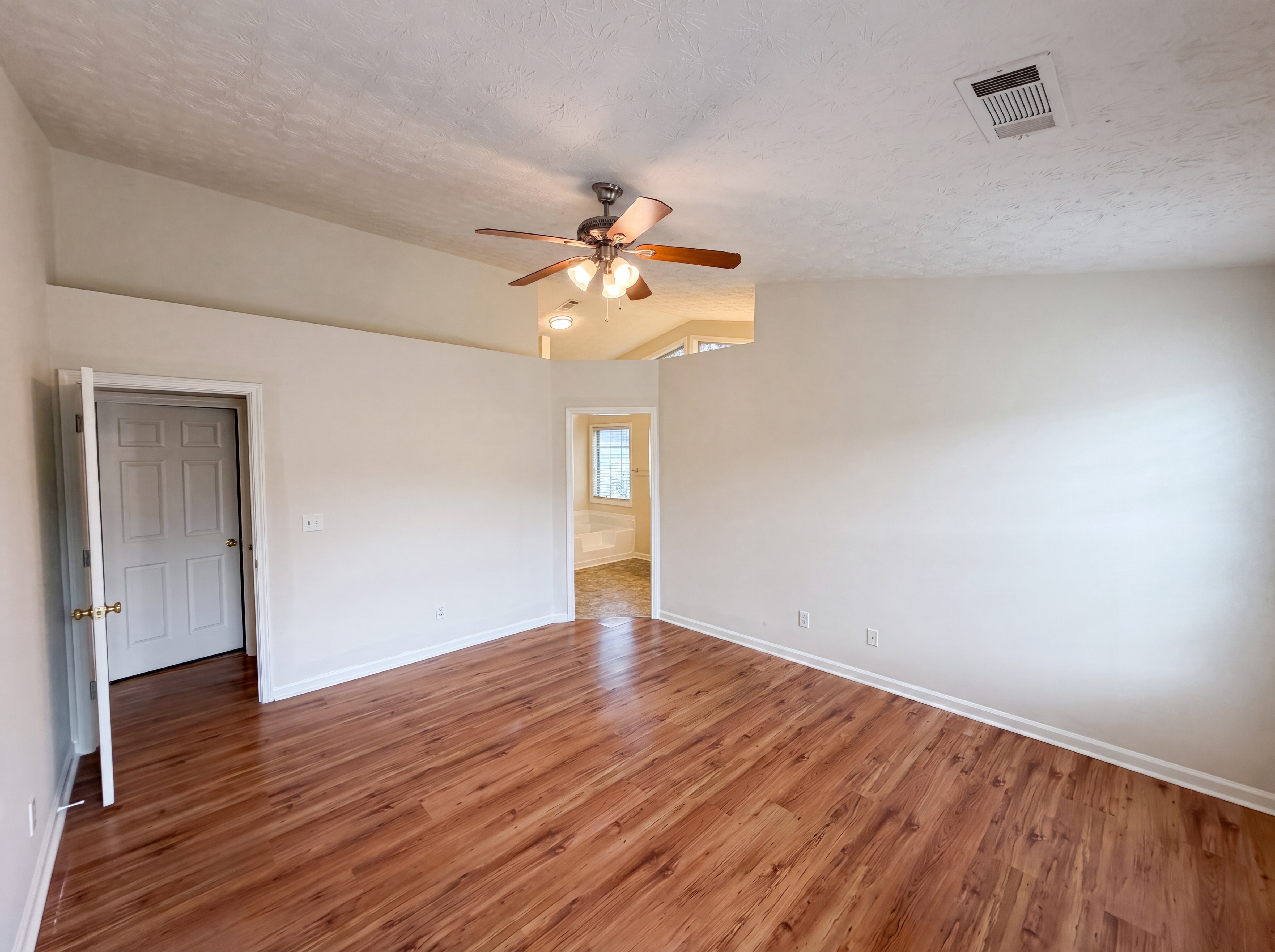 Photo 13 of 29 of 5137 Overlook View Ct, Duluth, GA