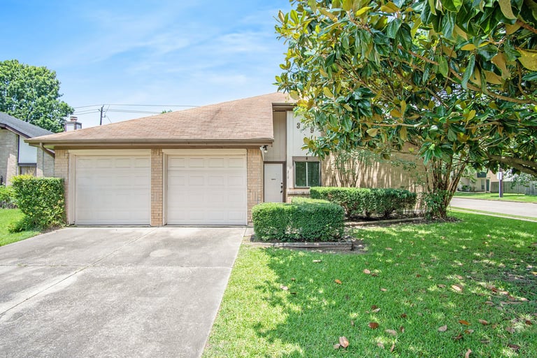 Photo 1 of 17 - 319 Richvale Ln, Webster, TX 77598