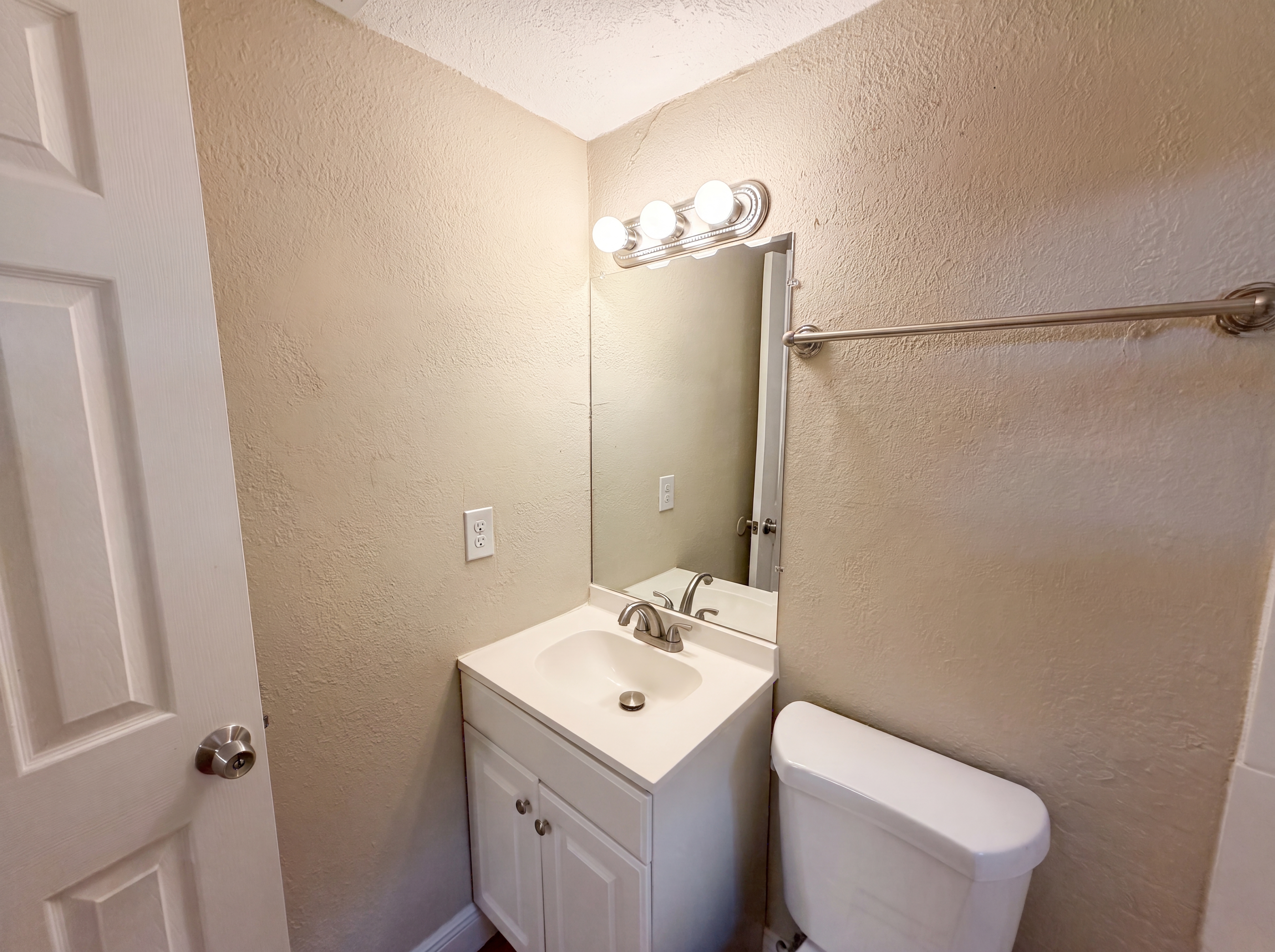 Photo 18 of 23 of 1506 W 16th St, Sanford, FL