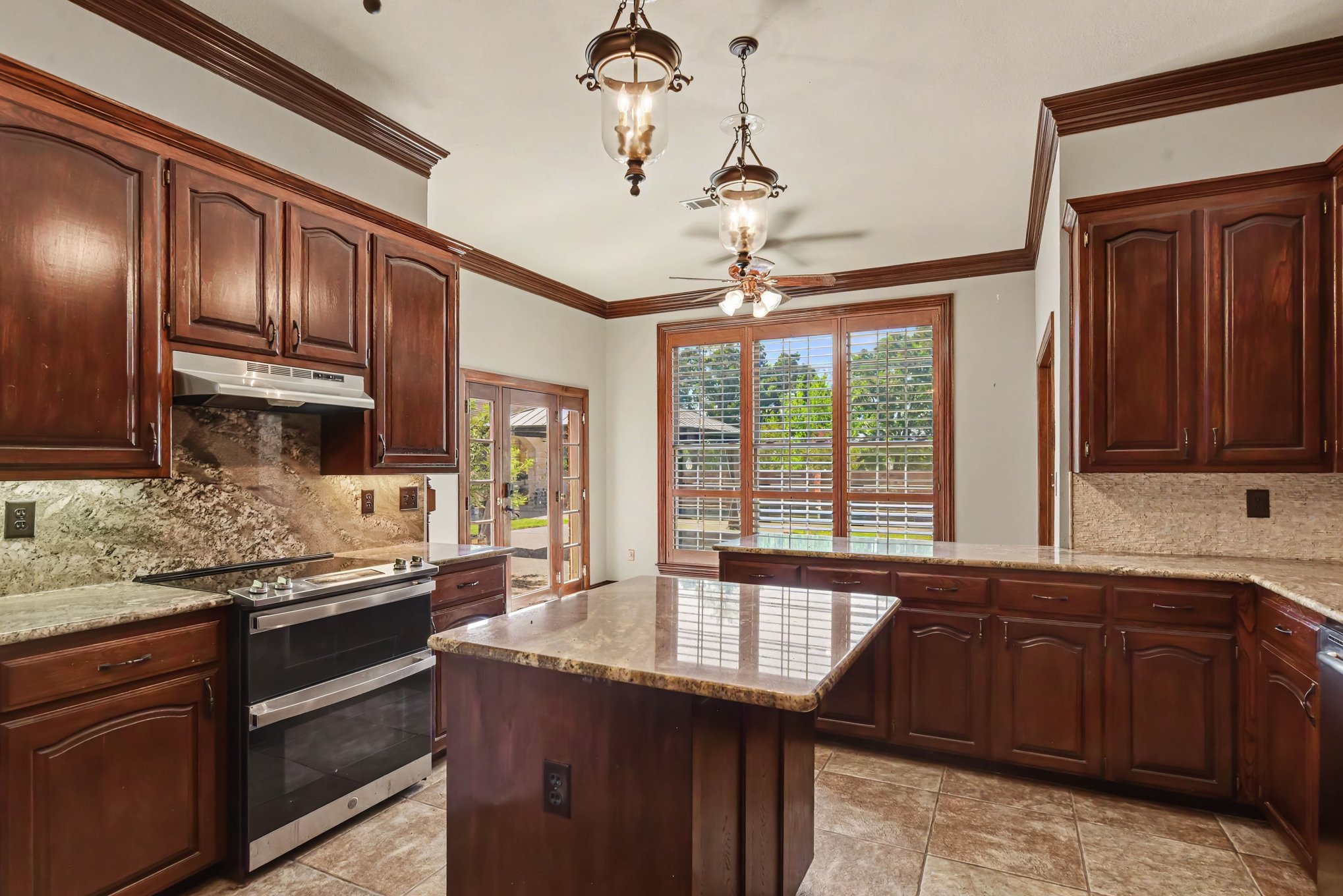 Photo 11 of 28 of 8304 Karen Ln, Terrell, TX
