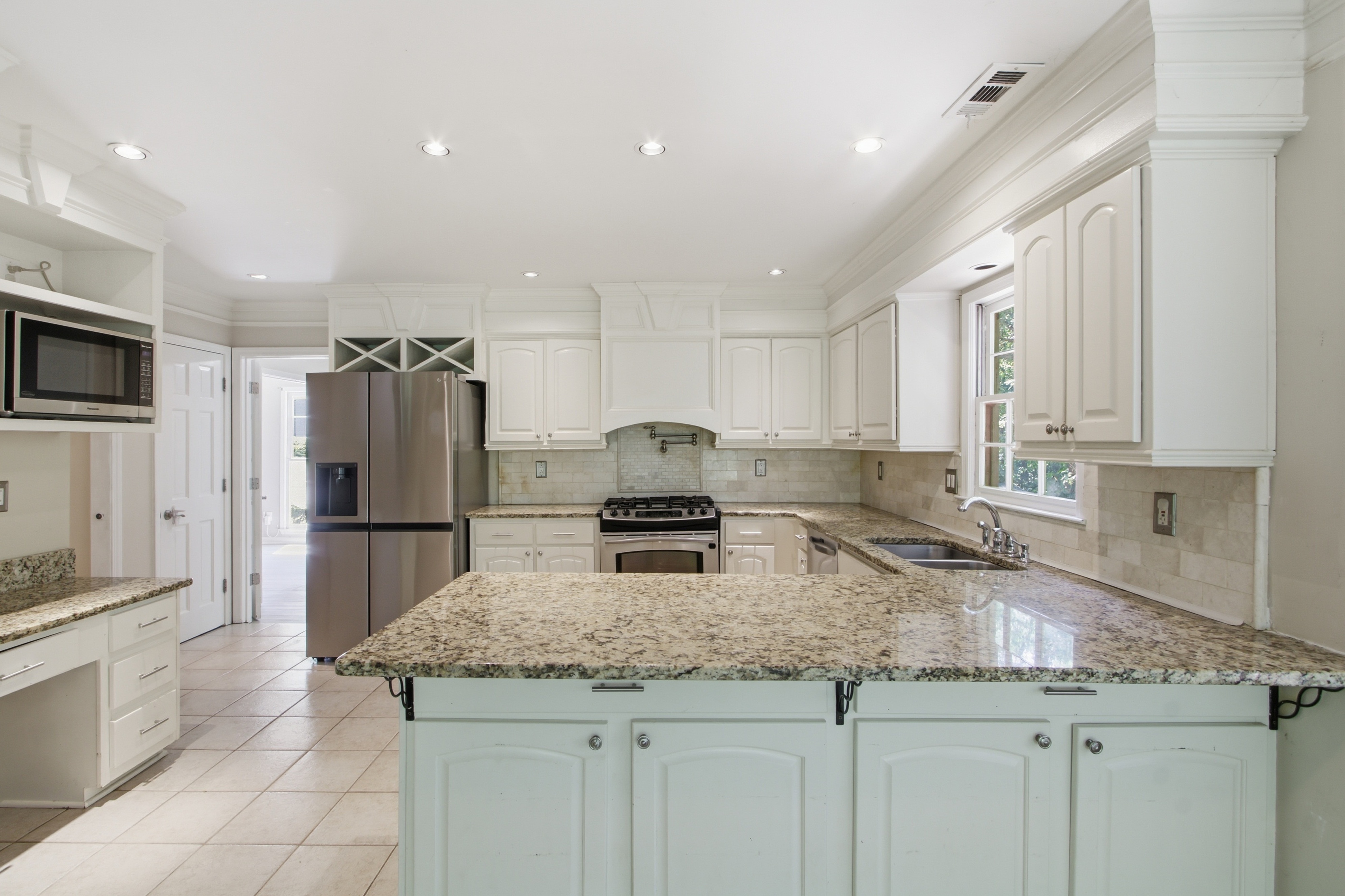 Photo 2 of 46 of 4003 Oakview Ct, Alpharetta, GA
