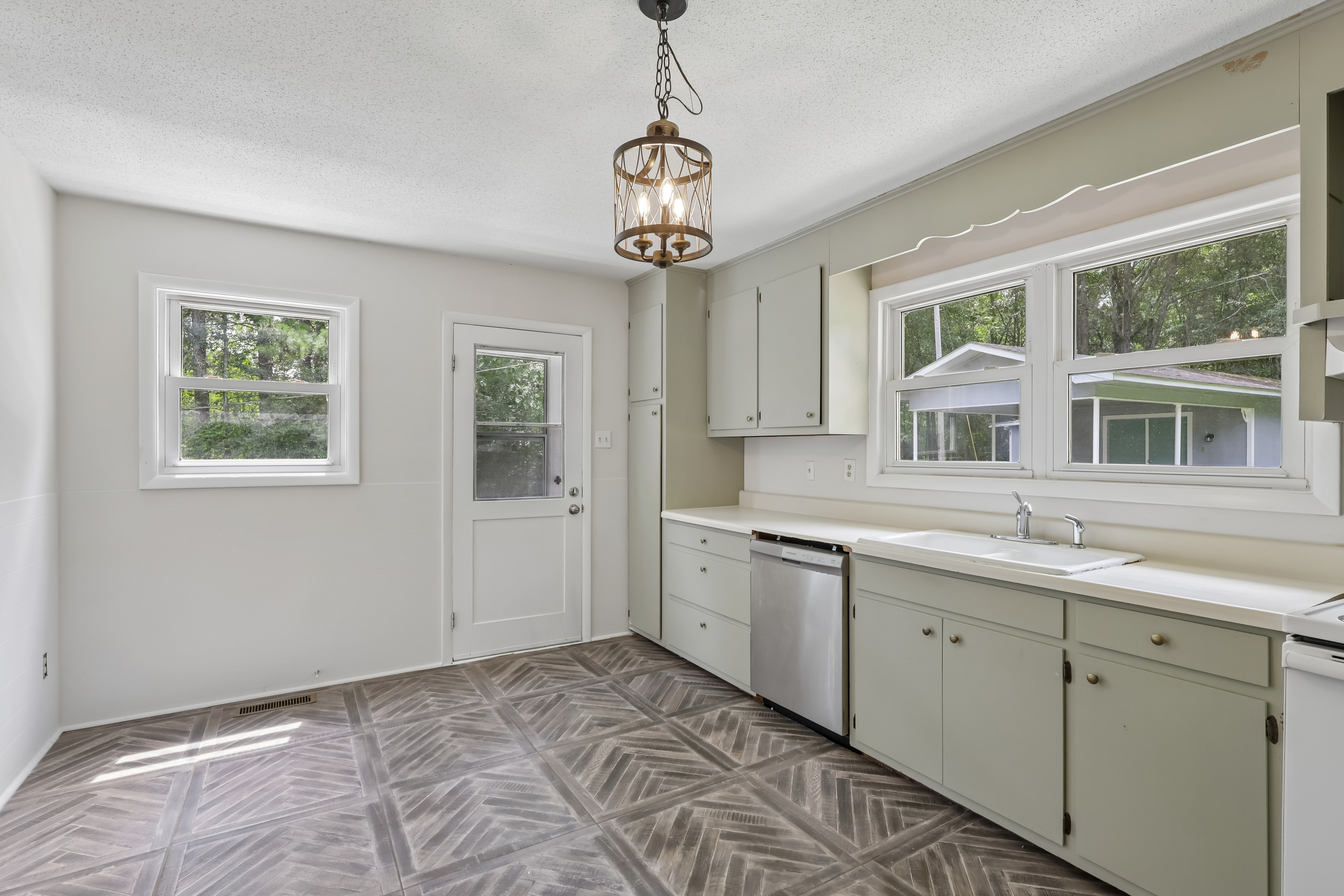 Photo 3 of 31 of 33269 Courtland Dr, Albemarle, NC