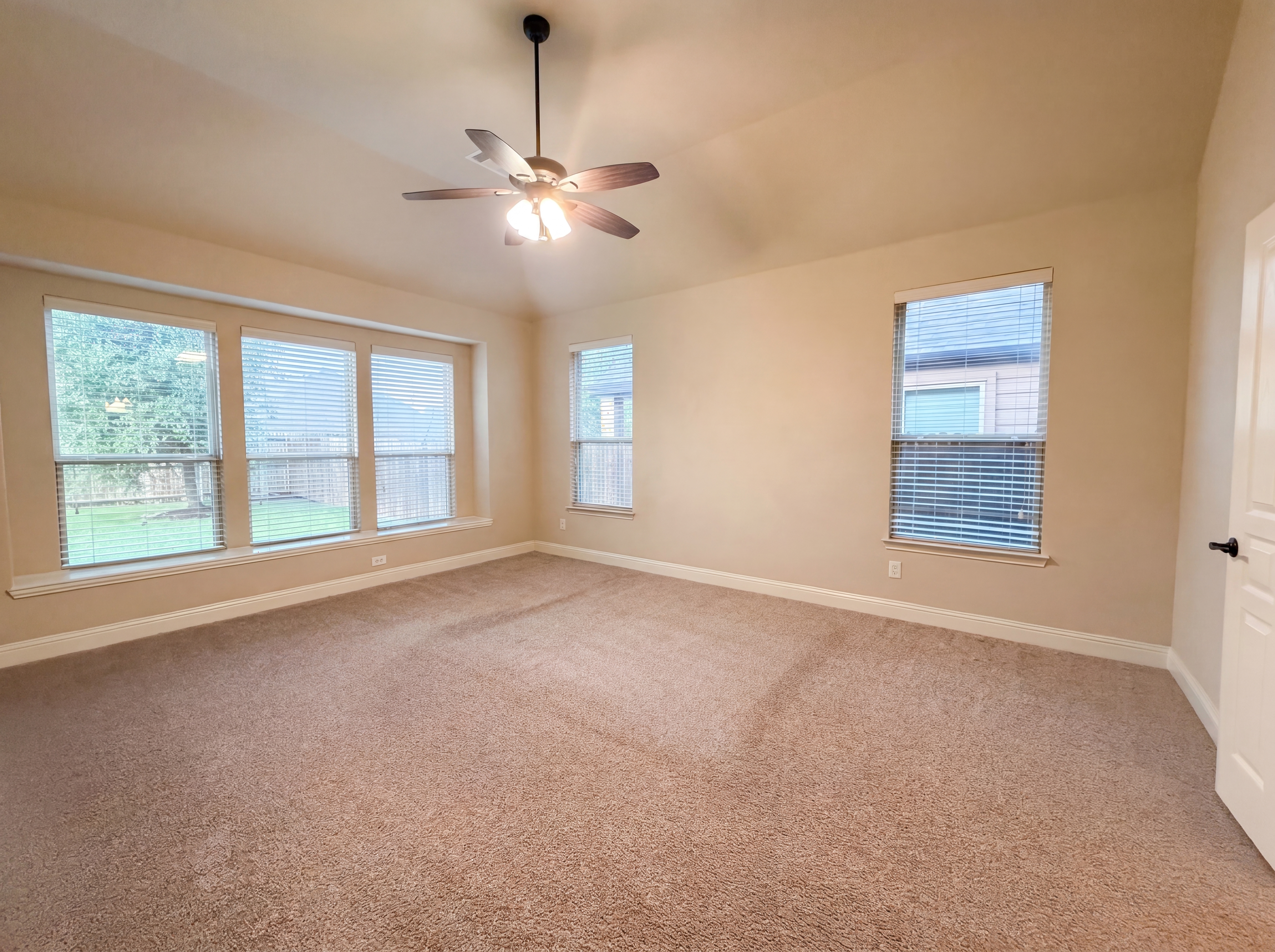 Photo 4 of 34 of 725 Lyndhurst Dr, Anna, TX