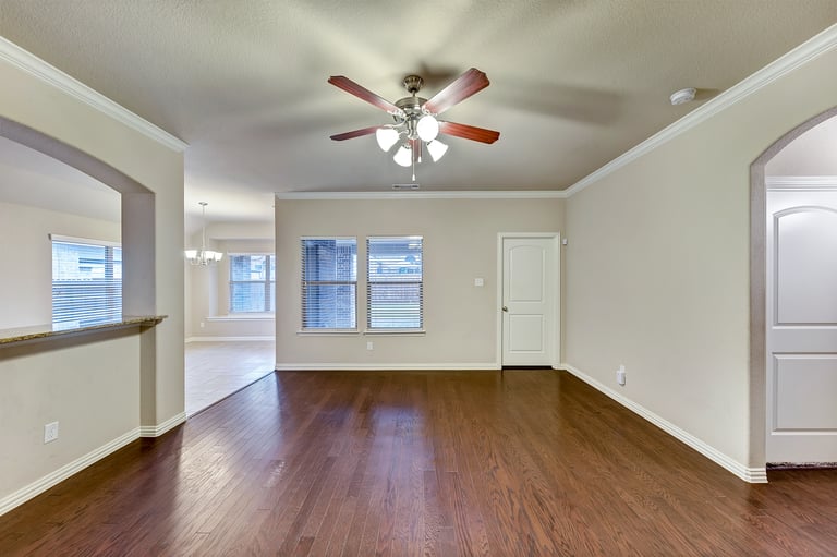 Photo 12 of 31 - 221 Happy Ln, Red Oak, TX 75154