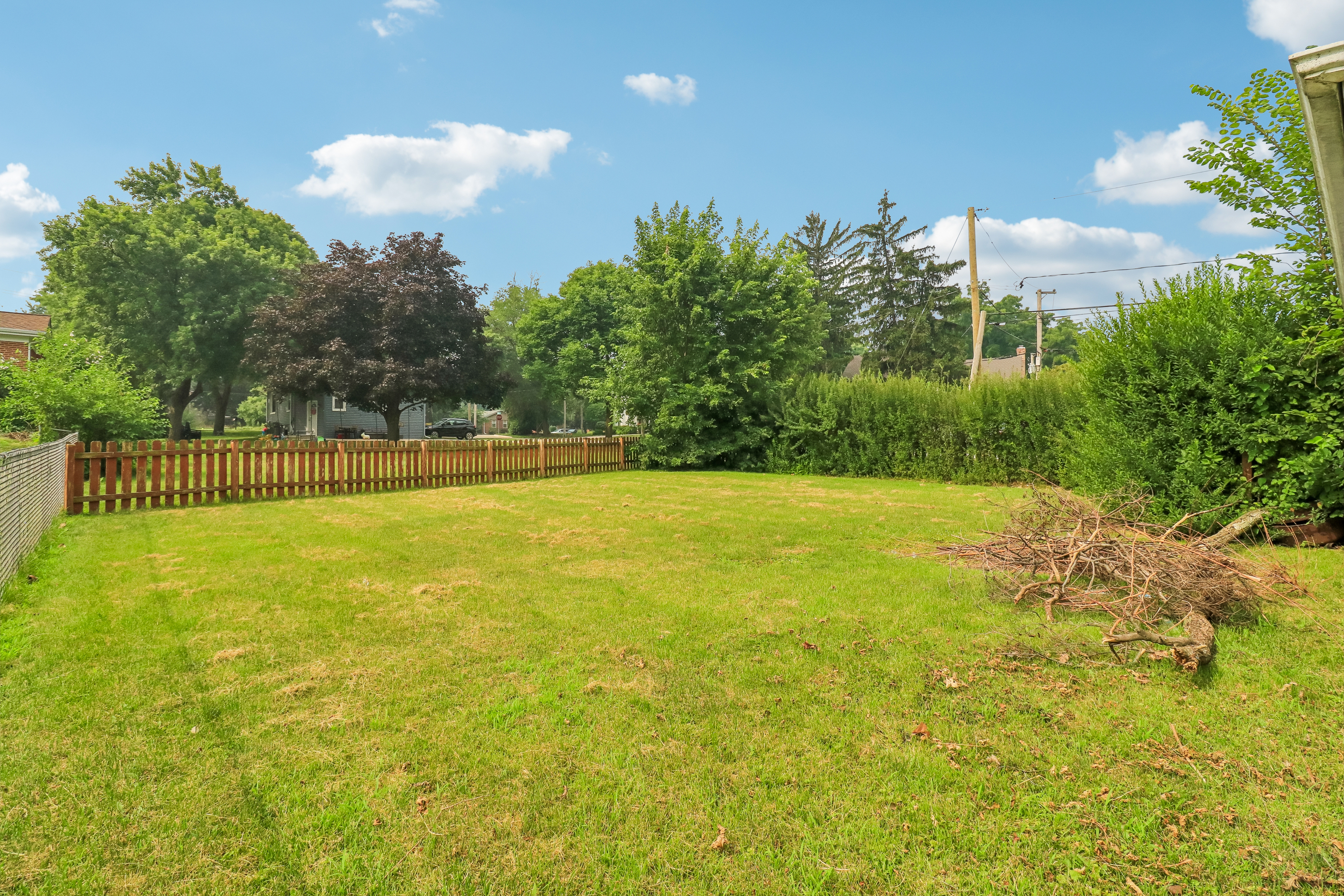 Photo 24 of 35 of 4811 Roslyn Rd, Downers Grove, IL