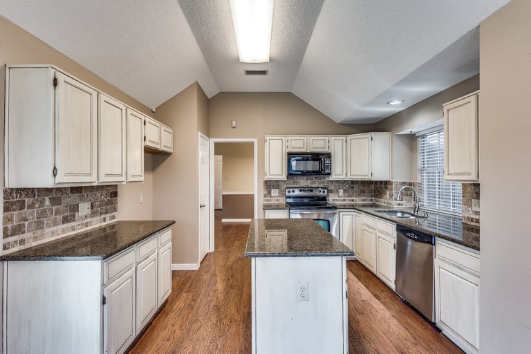 Photo 4 of 20 - 6614 Falcon St, Rowlett, TX 75089