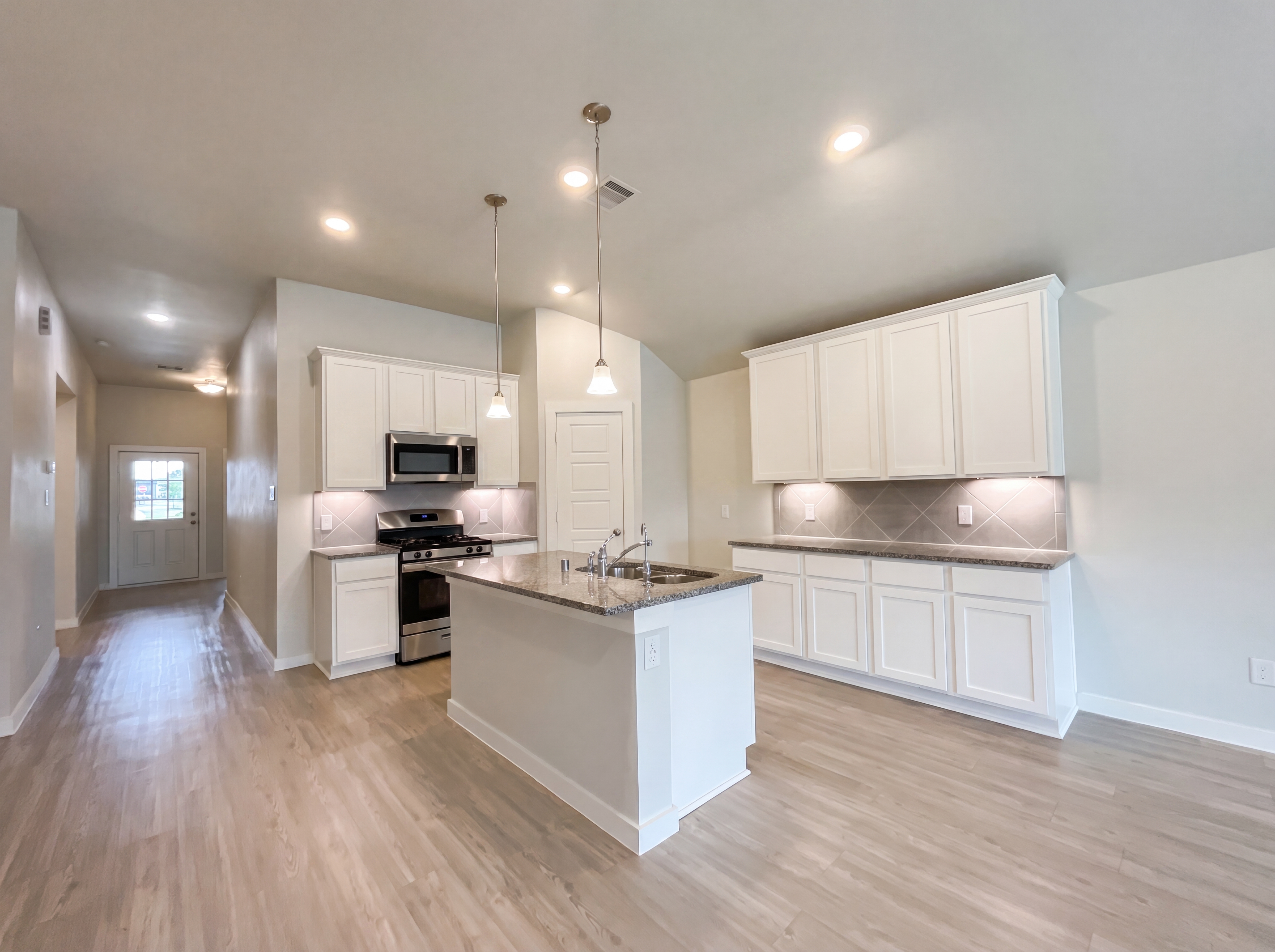 Photo 2 of 17 of 823 Deerhurst Ln, Magnolia, TX